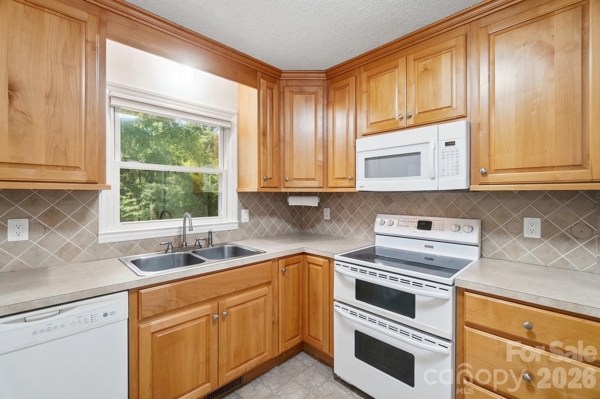 2818 Castlebrook Drive Property Photo 18