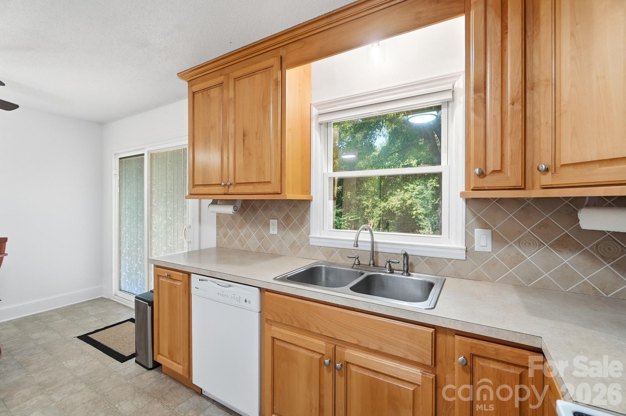2818 Castlebrook Drive Property Photo 19