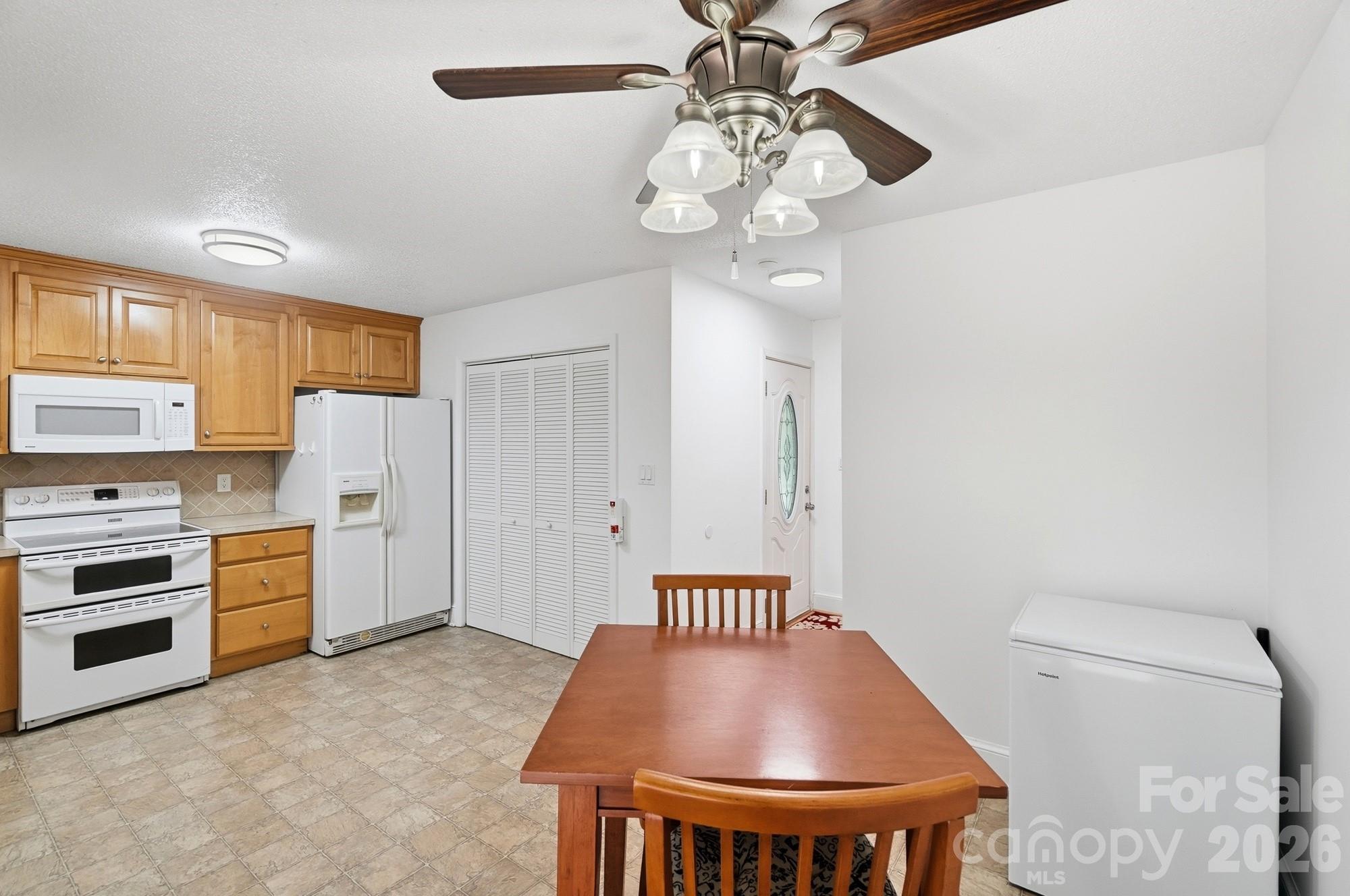 2818 Castlebrook Drive Property Photo 22