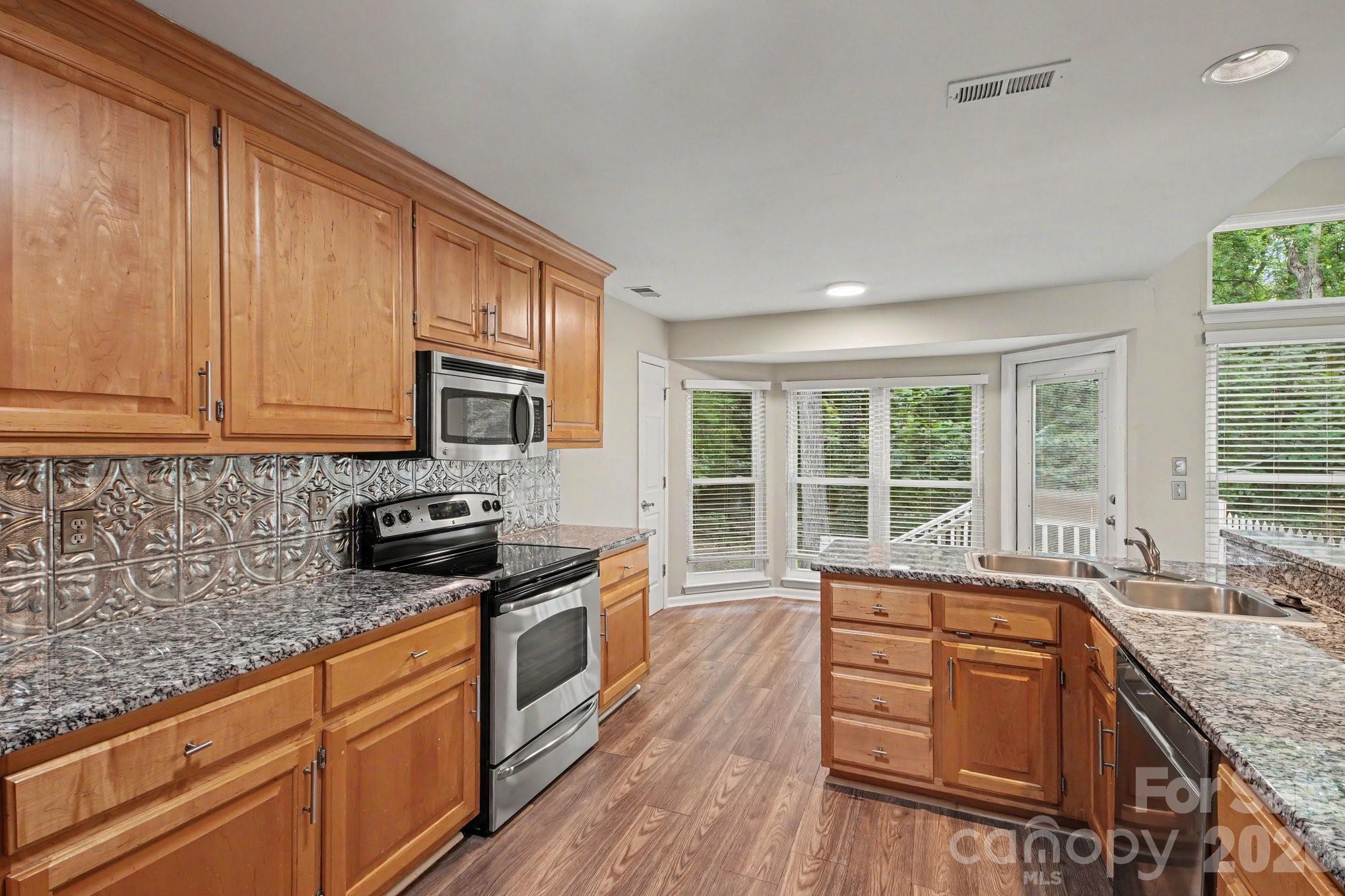 16130 Amber Field Drive Property Photo 10