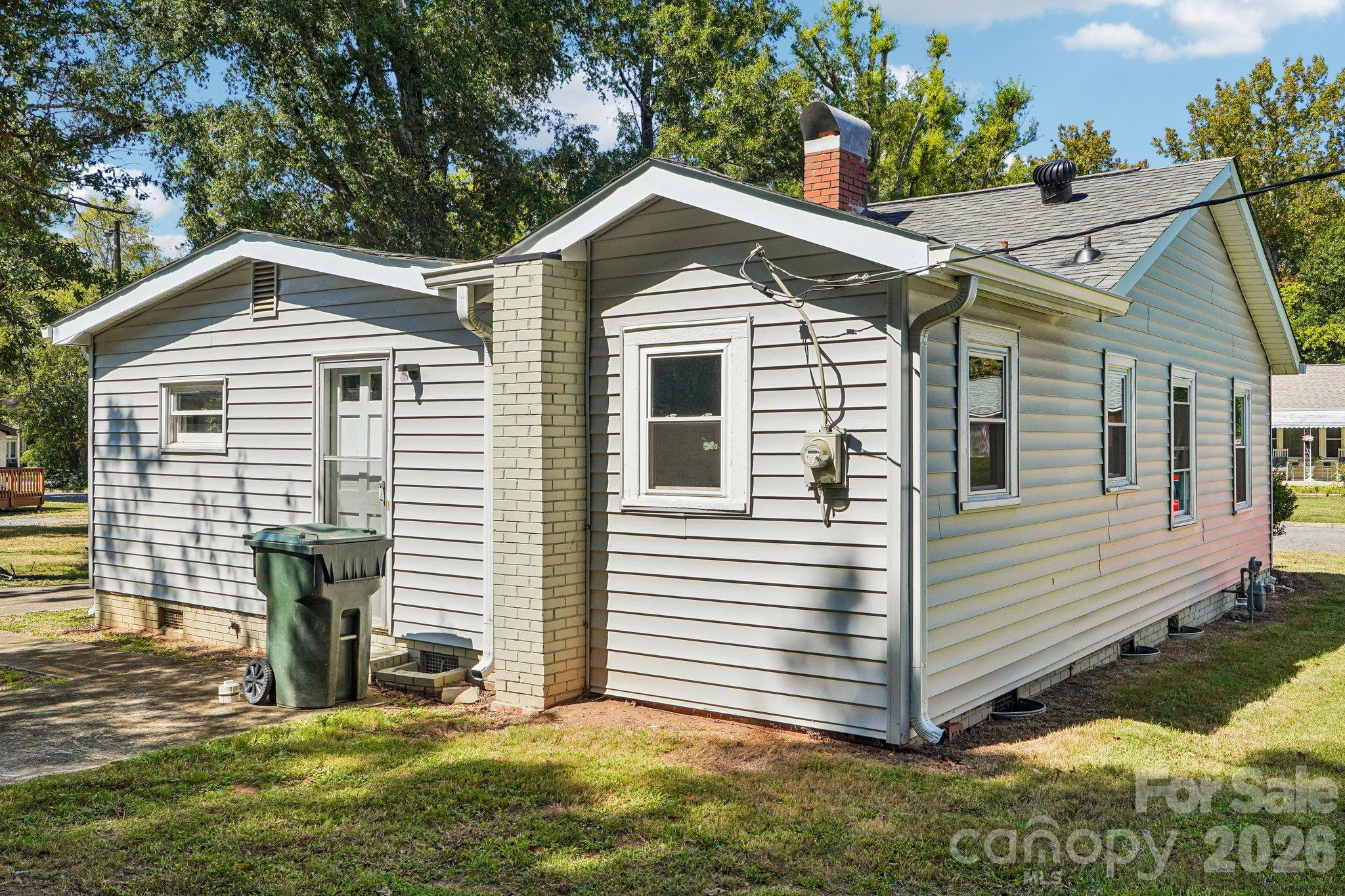 611 Clarinda Street Property Photo 2