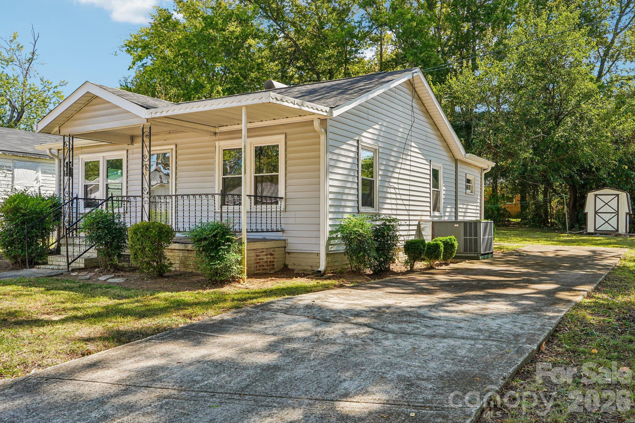 611 Clarinda Street Property Photo 4