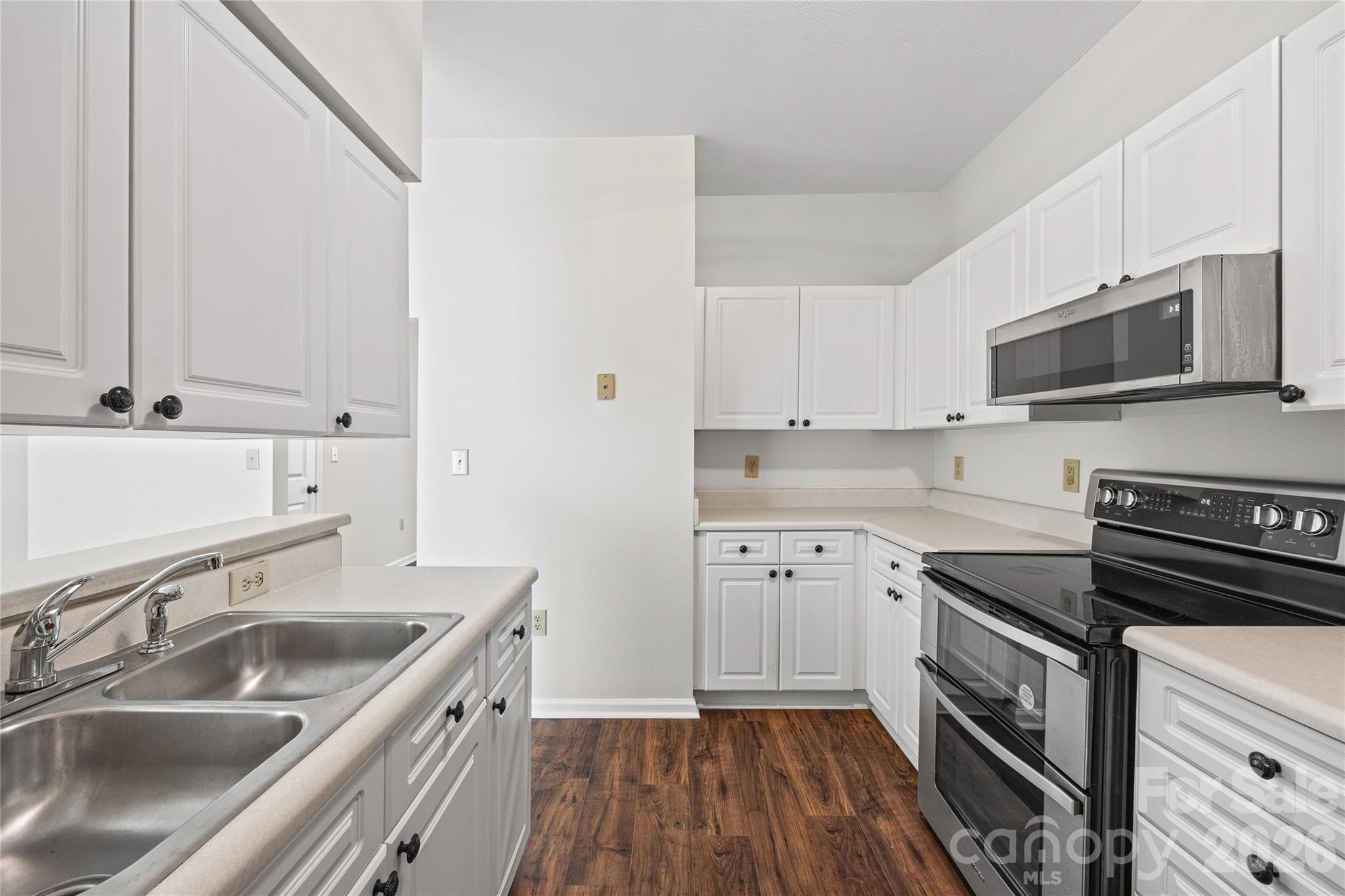 711 Stone Village Drive Property Photo 12