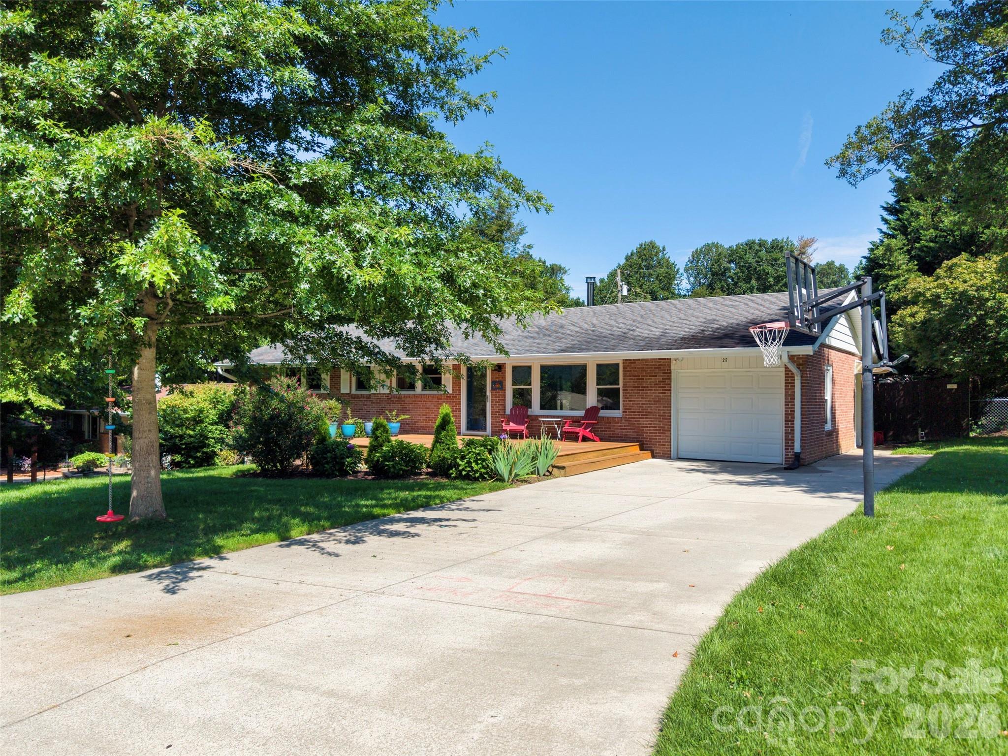 217 S Hillandale Drive Property Photo 1