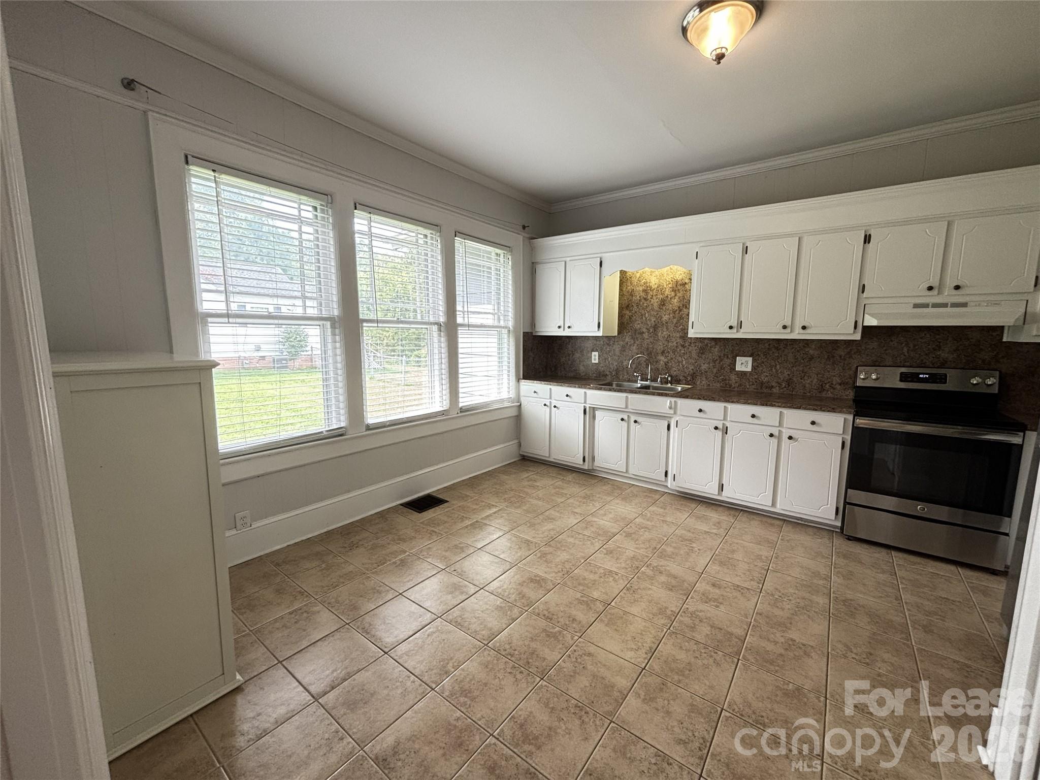 629 N Cedar Street Property Photo 4