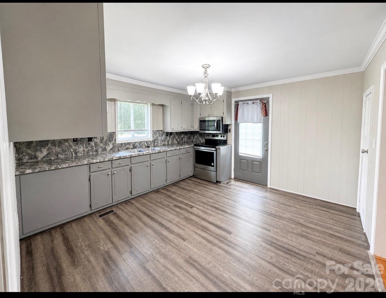 6955 Sandhill Road Property Photo 6