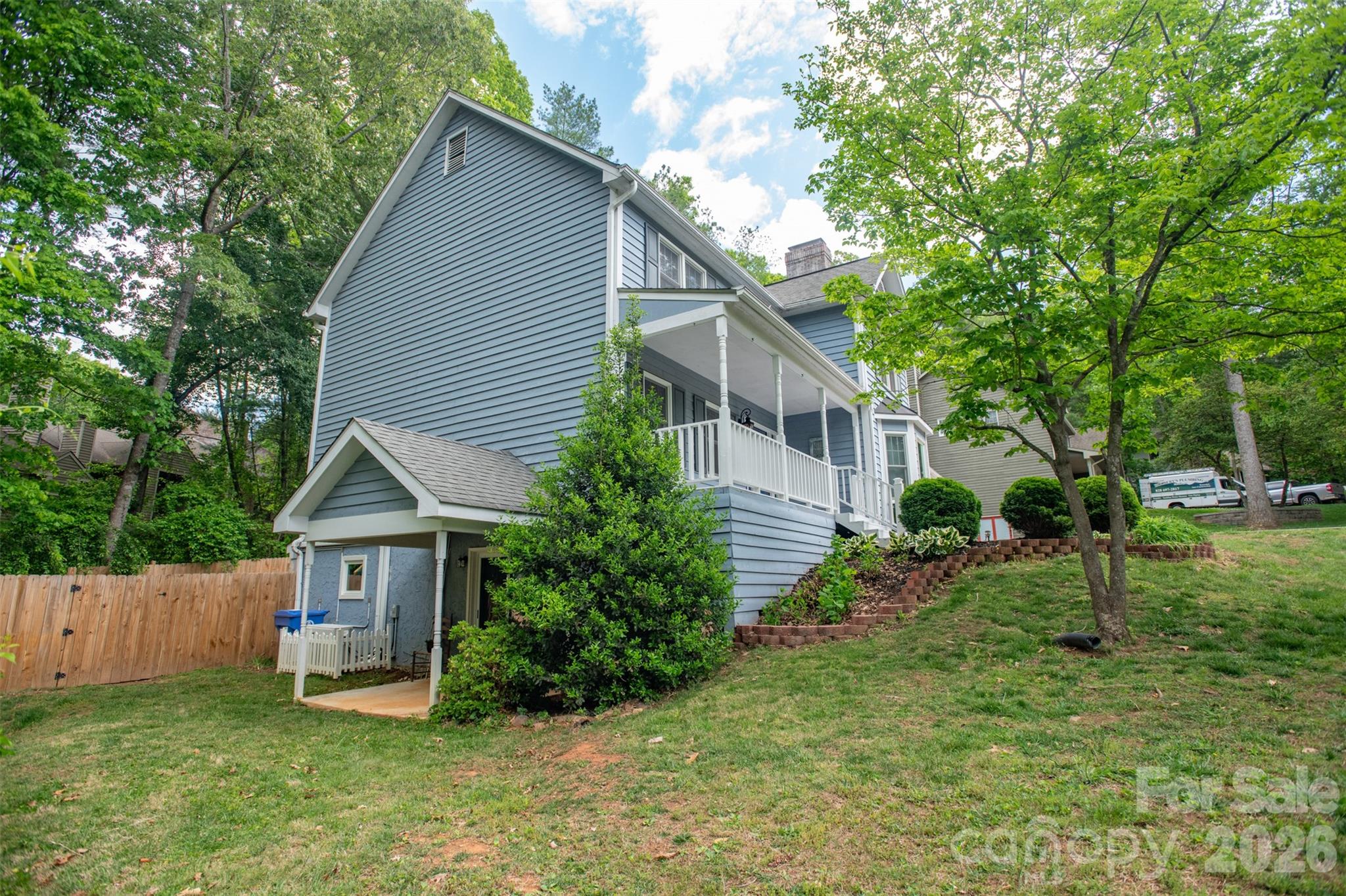 1002 Windsor Drive Property Photo 2