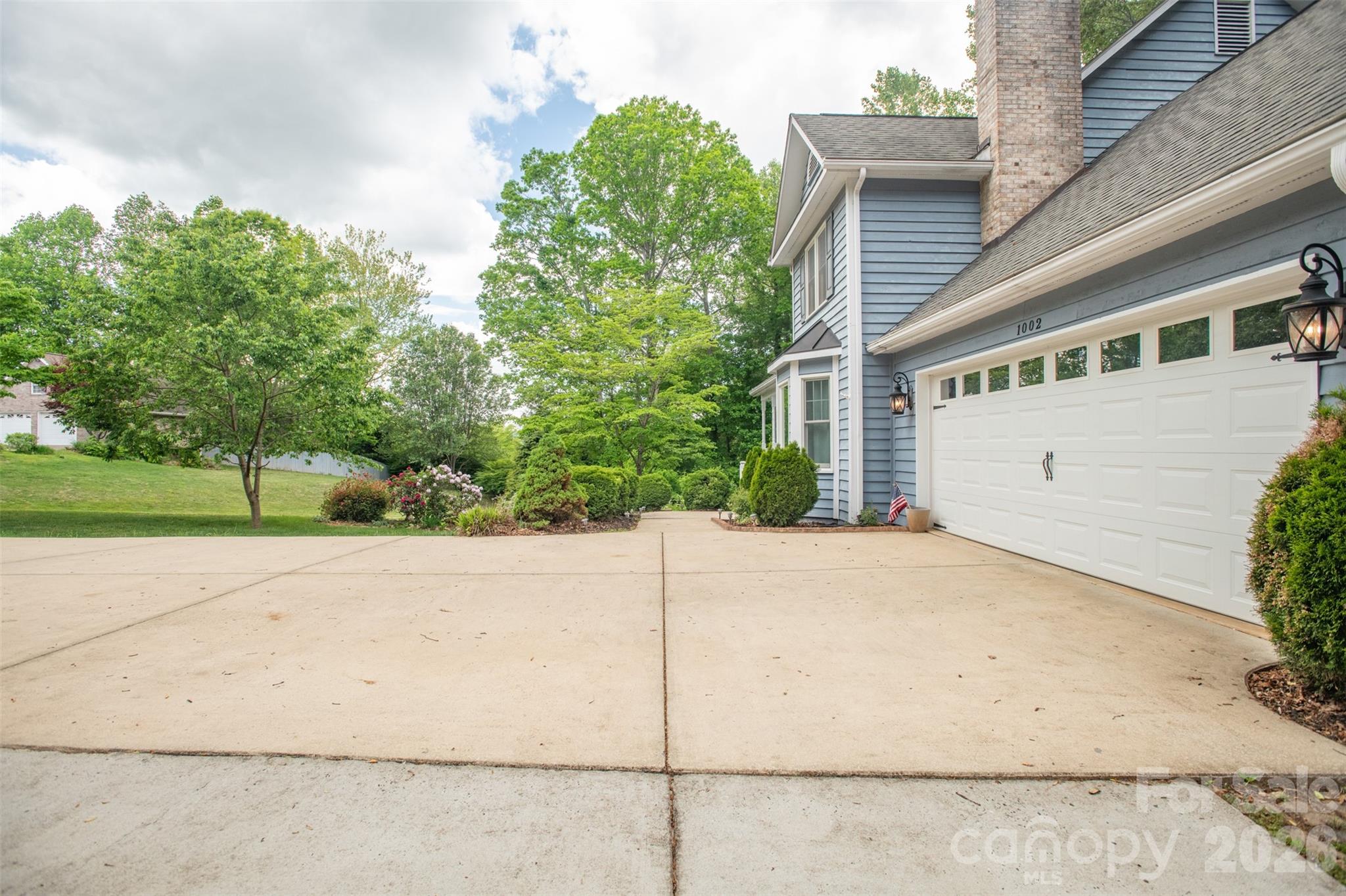 1002 Windsor Drive Property Photo 3