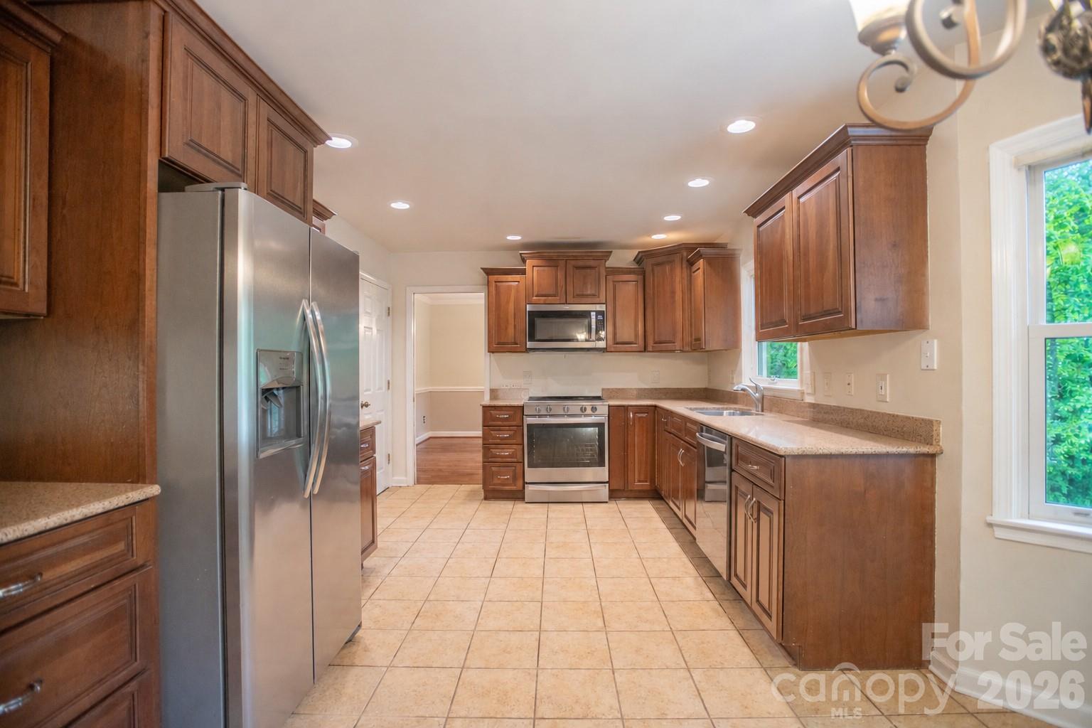 1002 Windsor Drive Property Photo 6