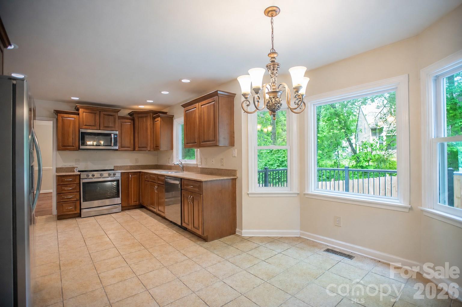 1002 Windsor Drive Property Photo 7