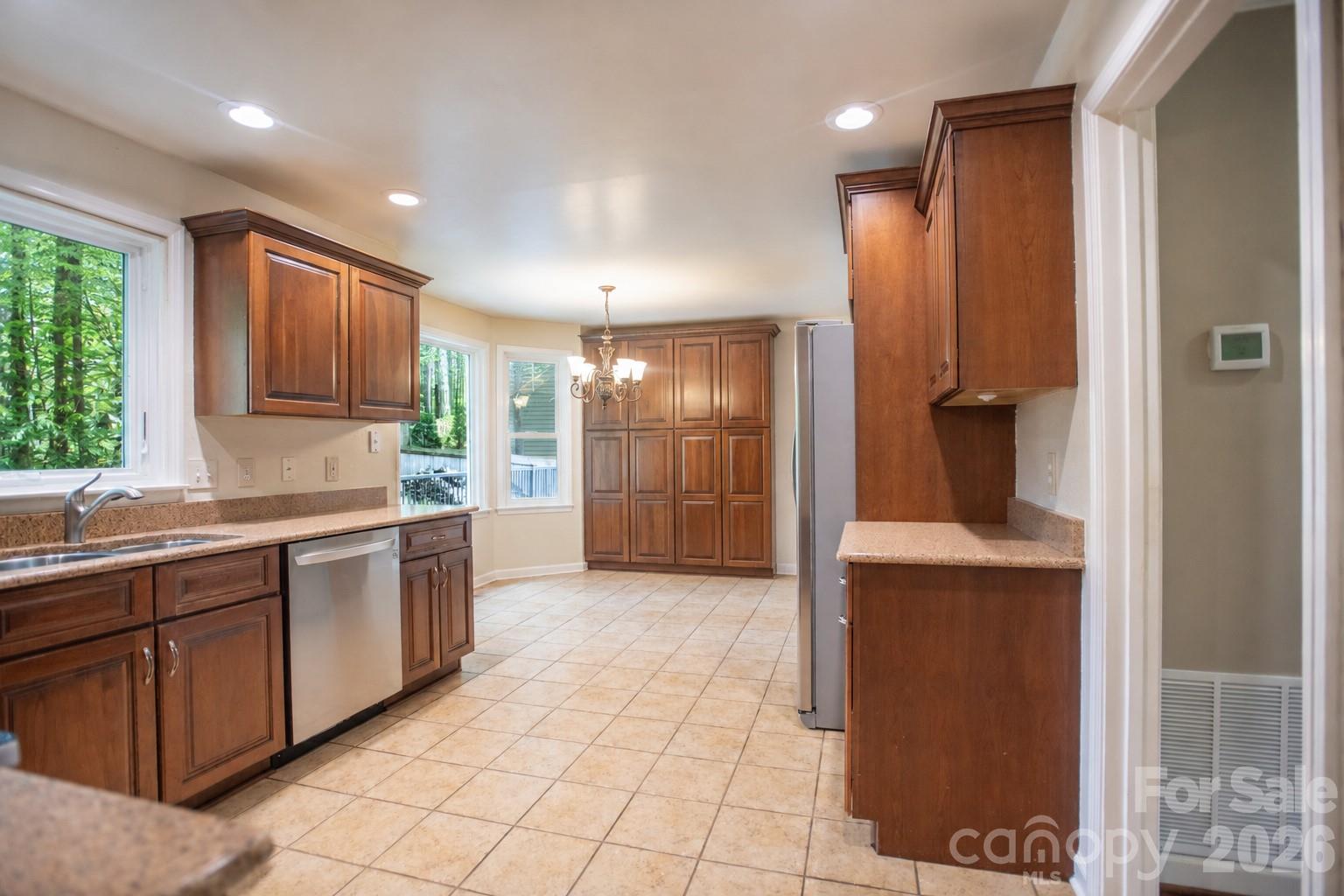 1002 Windsor Drive Property Photo 8