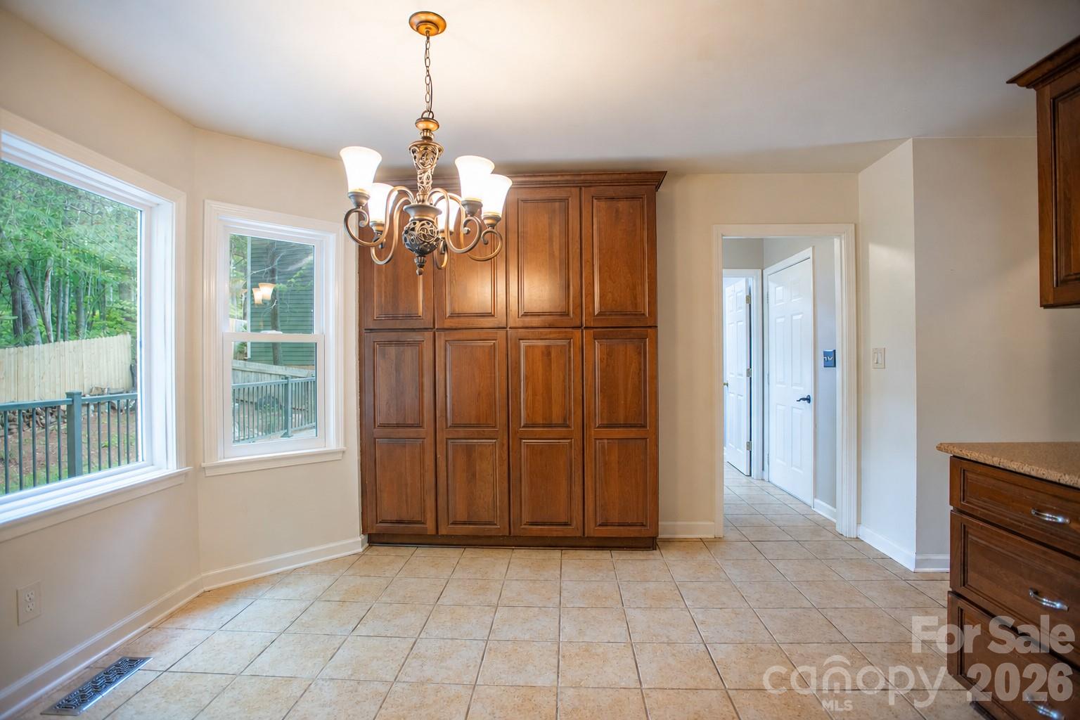 1002 Windsor Drive Property Photo 9