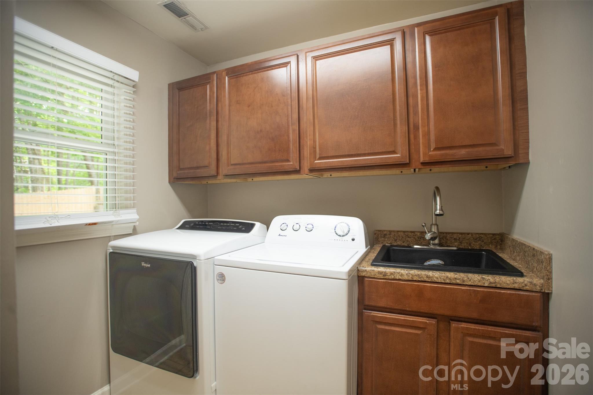 1002 Windsor Drive Property Photo 10