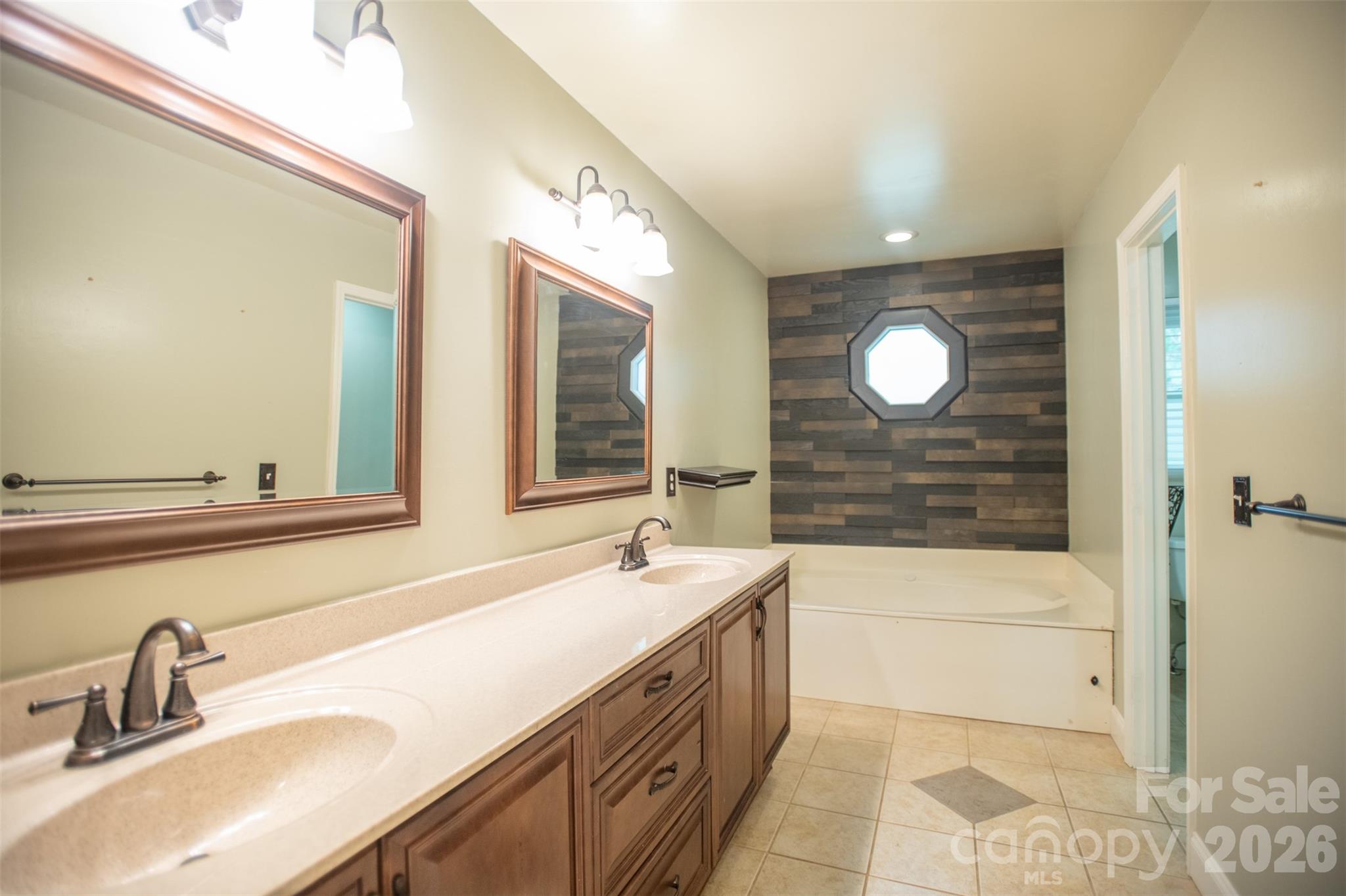 1002 Windsor Drive Property Photo 21