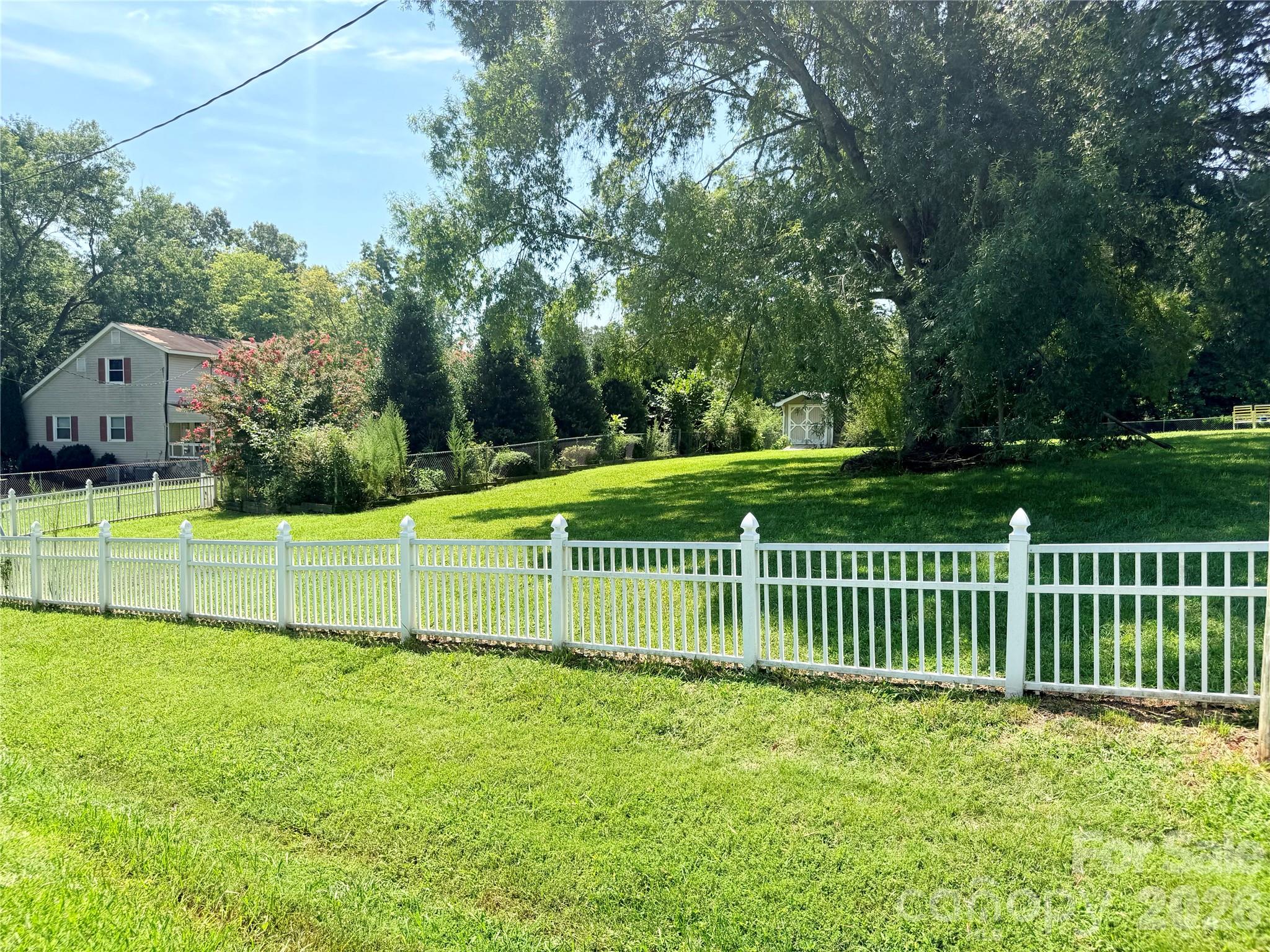 1070 W River Run Property Photo 4