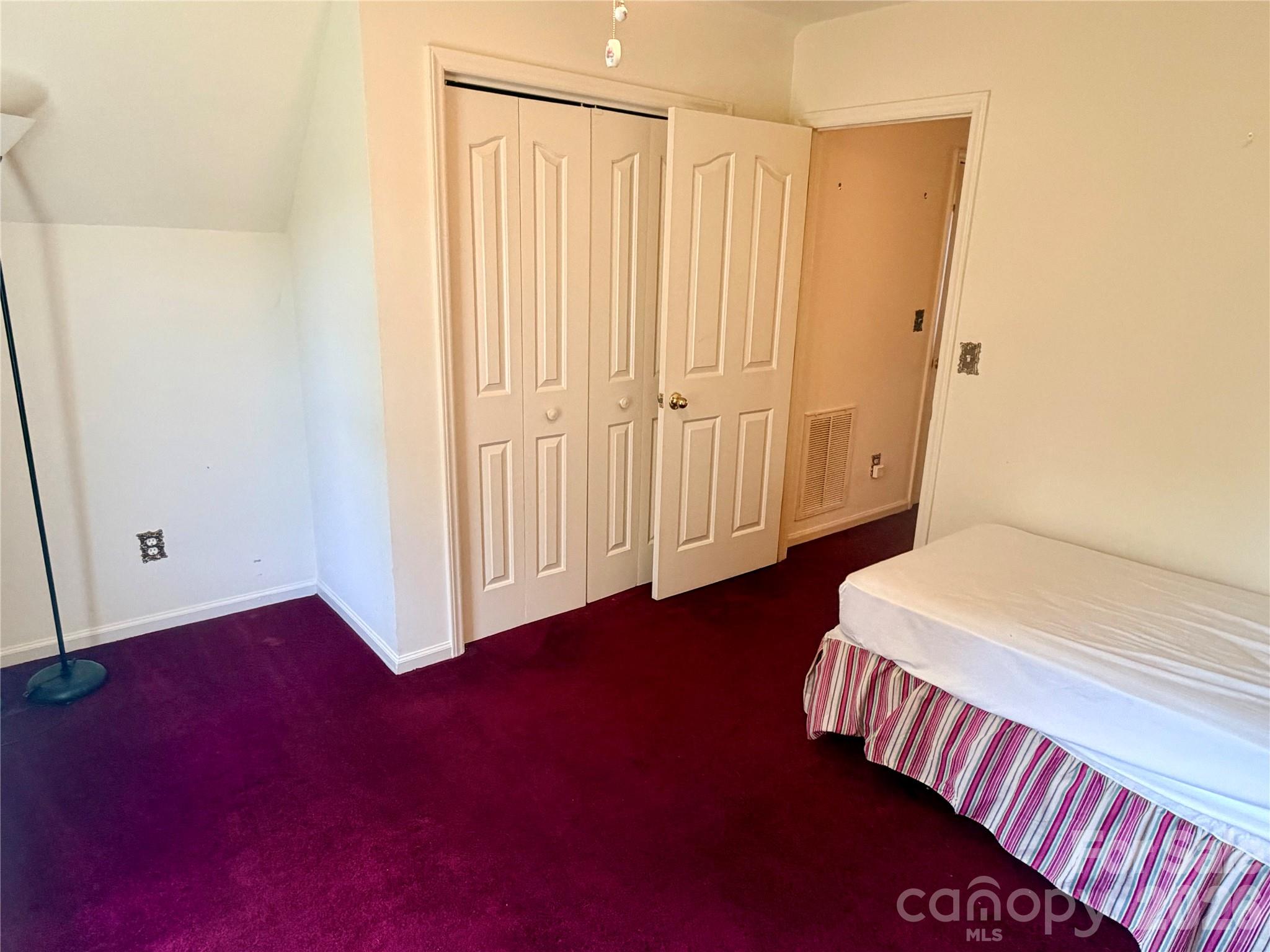 1070 W River Run Property Photo 21
