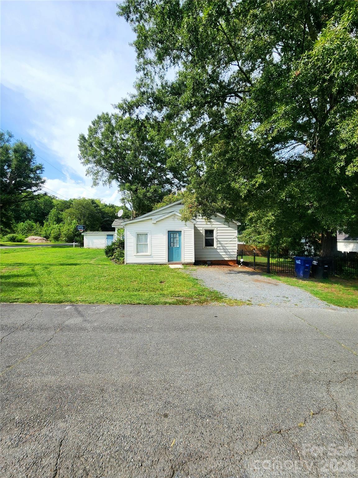 202 Oak Street Property Photo 5