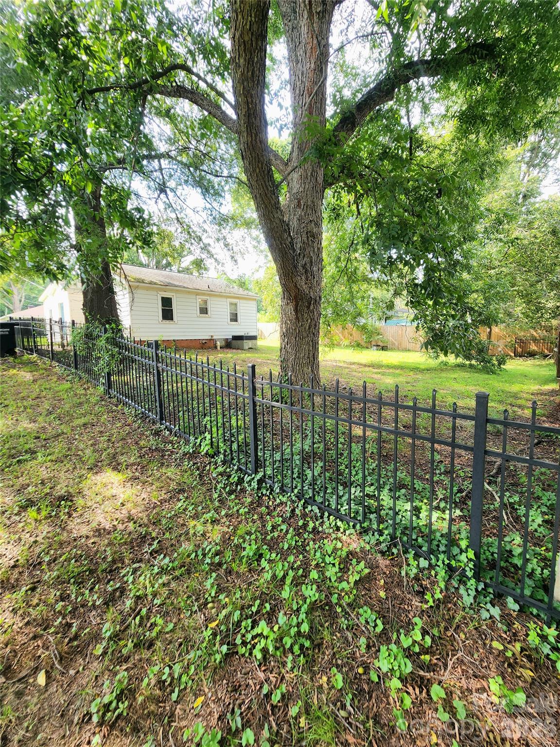 202 Oak Street Property Photo 6