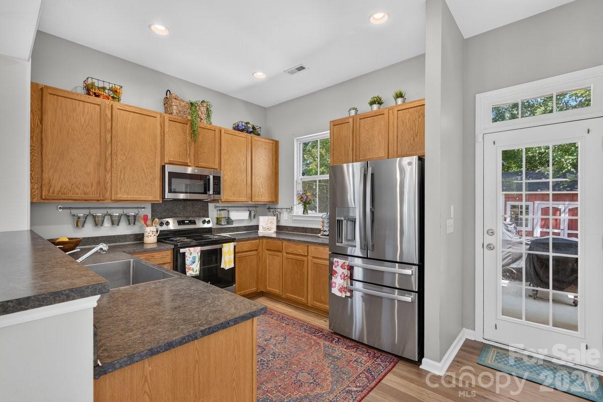 1308 Rising Oak Drive Property Photo 8