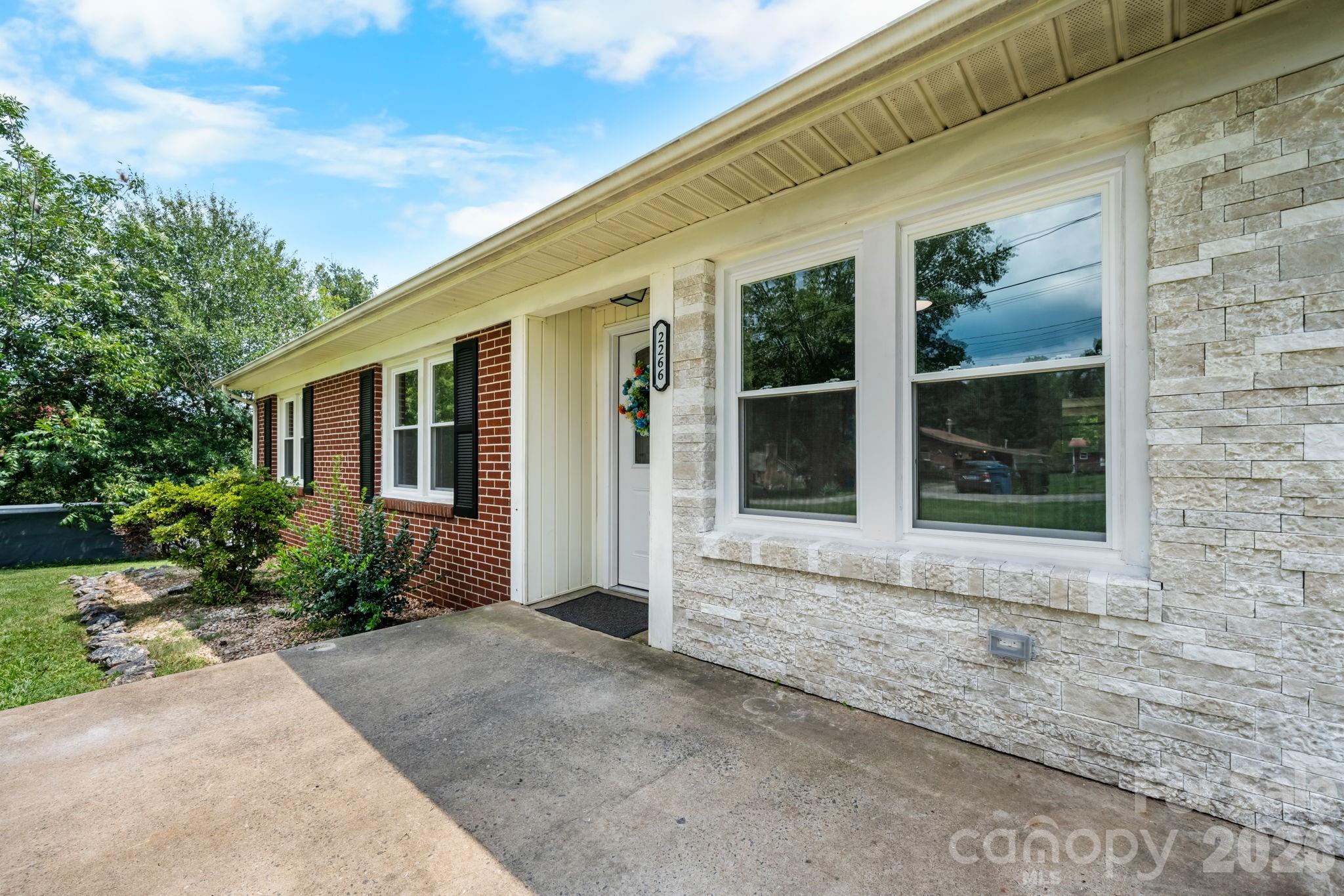 2266 9th Avenue Drive Property Photo 1