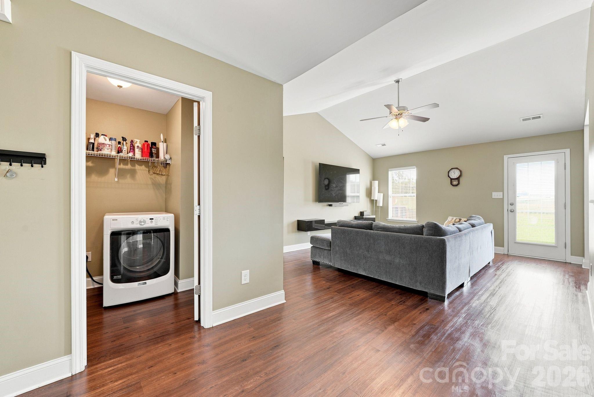 1215 Autumn Cove Property Photo 2