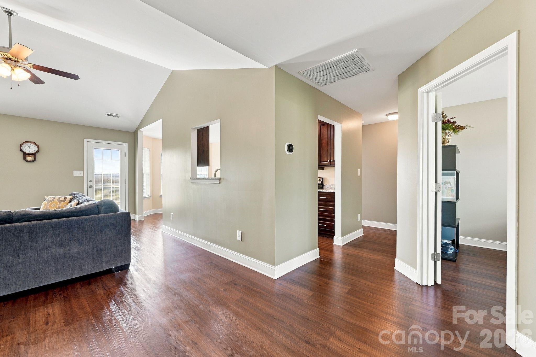 1215 Autumn Cove Property Photo 3