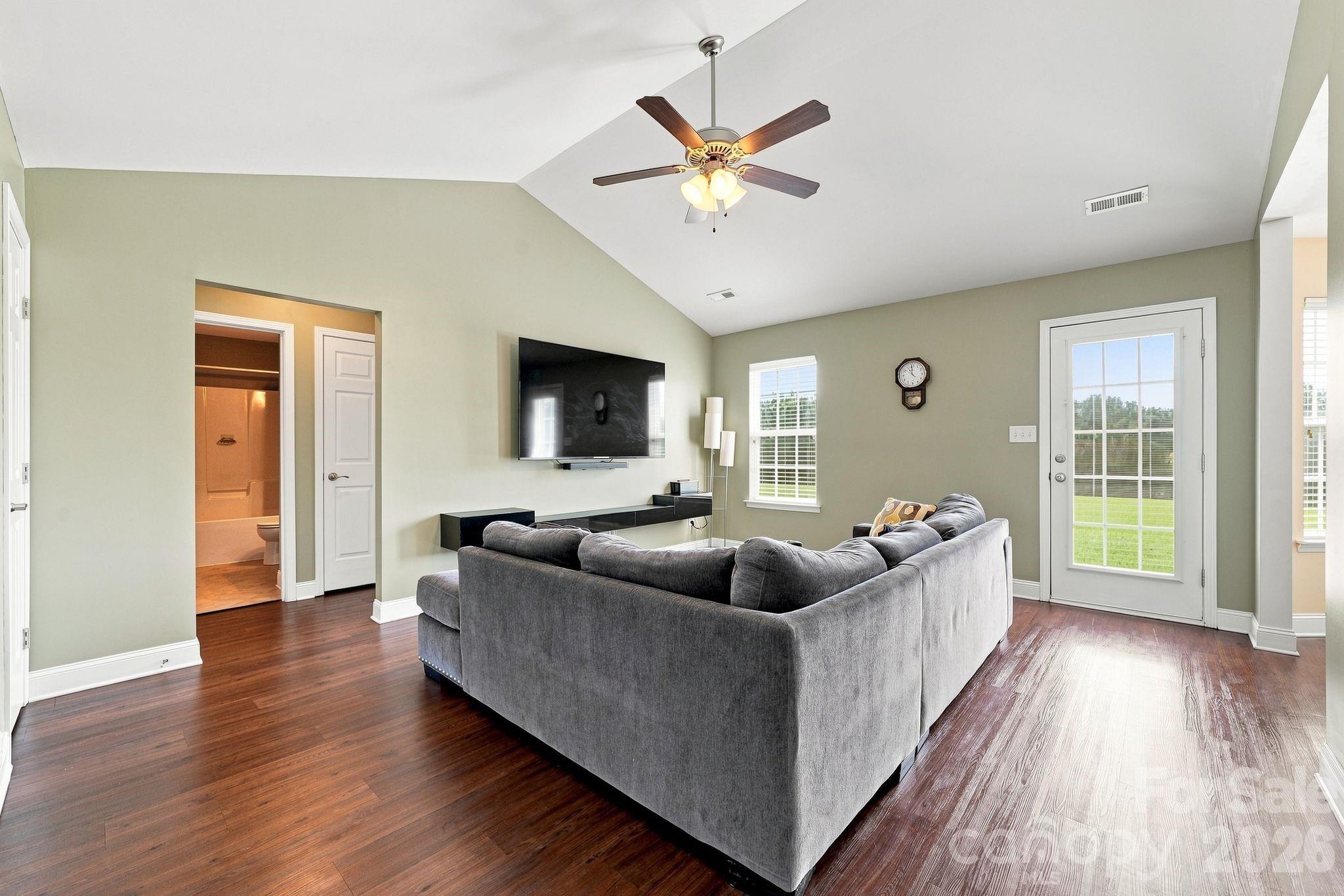 1215 Autumn Cove Property Photo 5