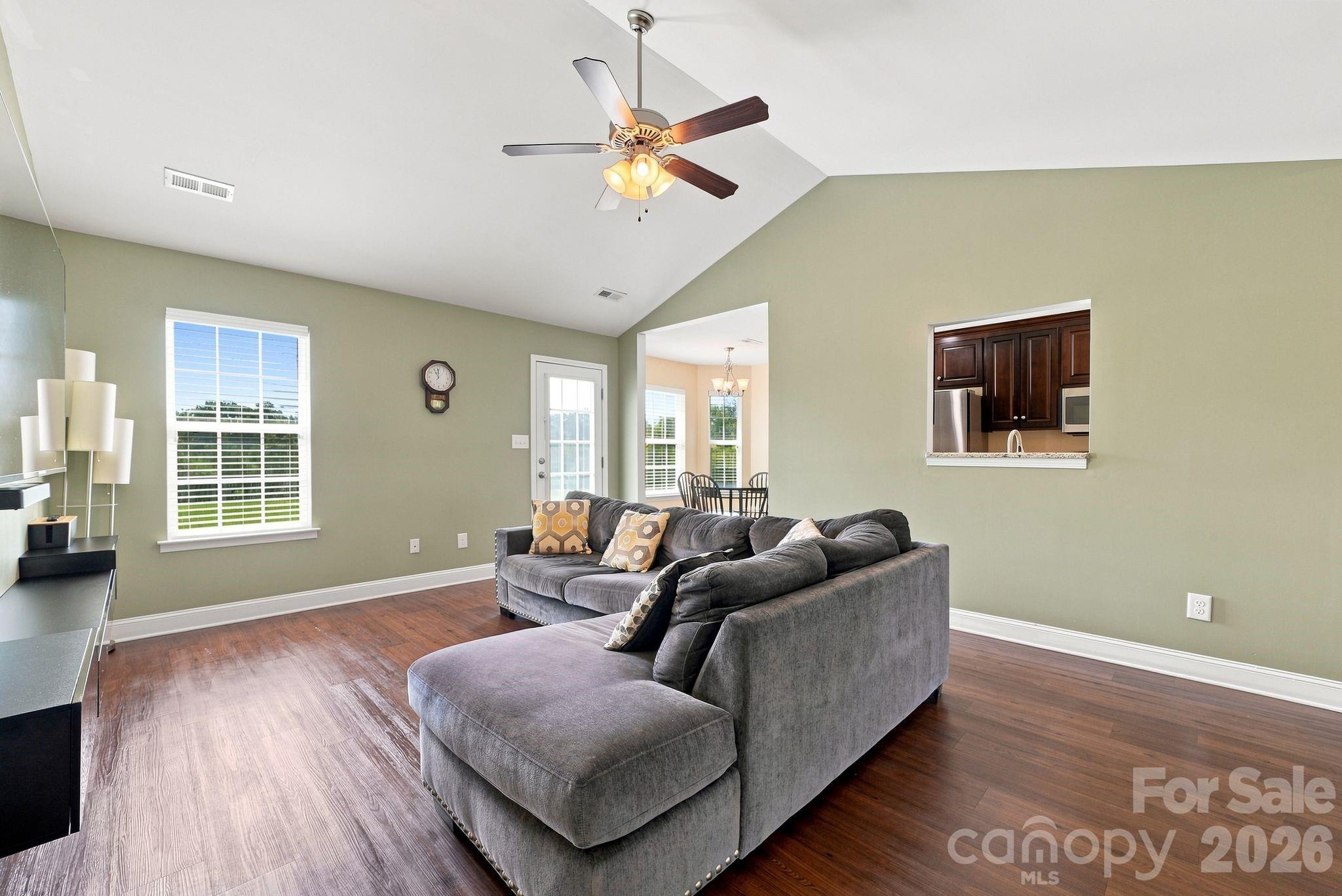 1215 Autumn Cove Property Photo 6