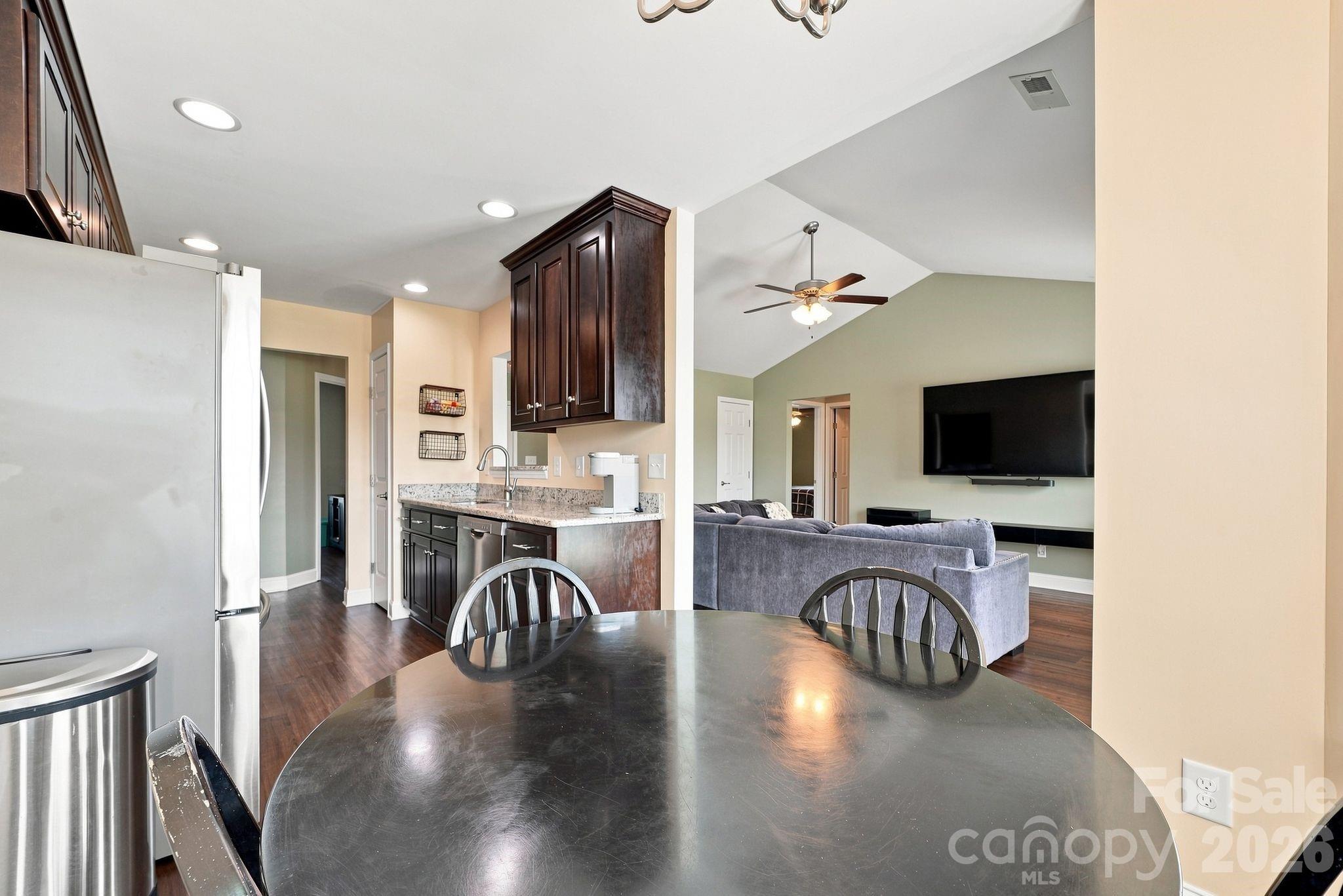 1215 Autumn Cove Property Photo 10