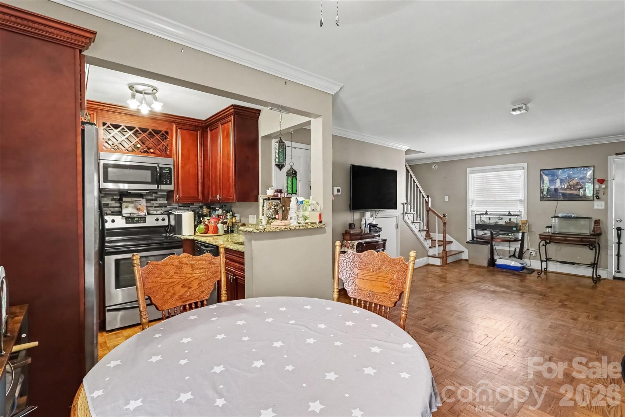 718 W Franklin Street Property Photo 4
