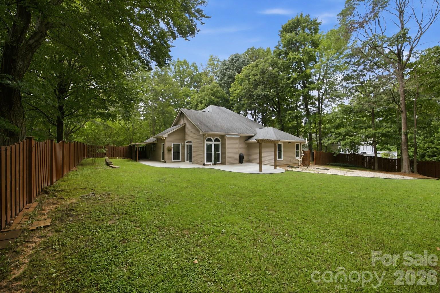 7134 Forest Hills Drive Property Photo 3