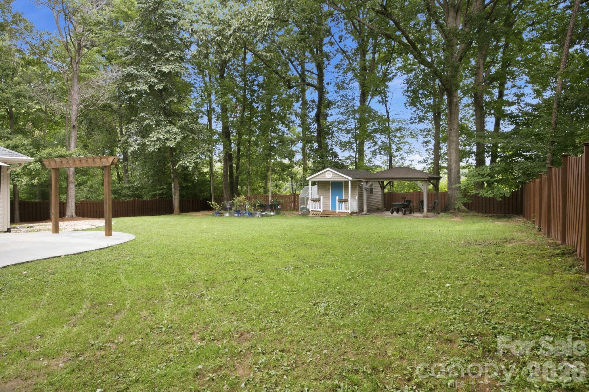 7134 Forest Hills Drive Property Photo 4
