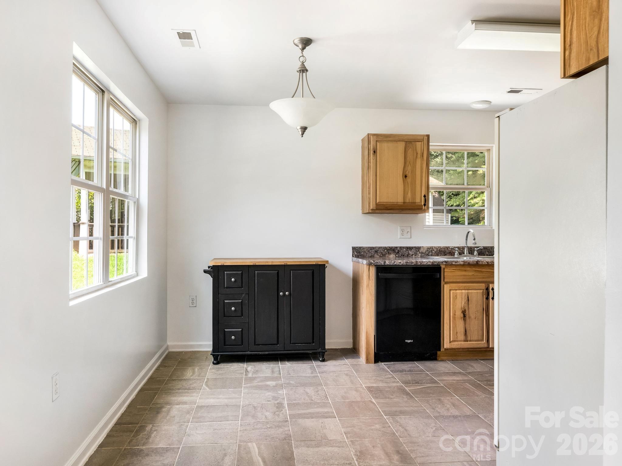 118 Leonard Street 25 Property Photo 6