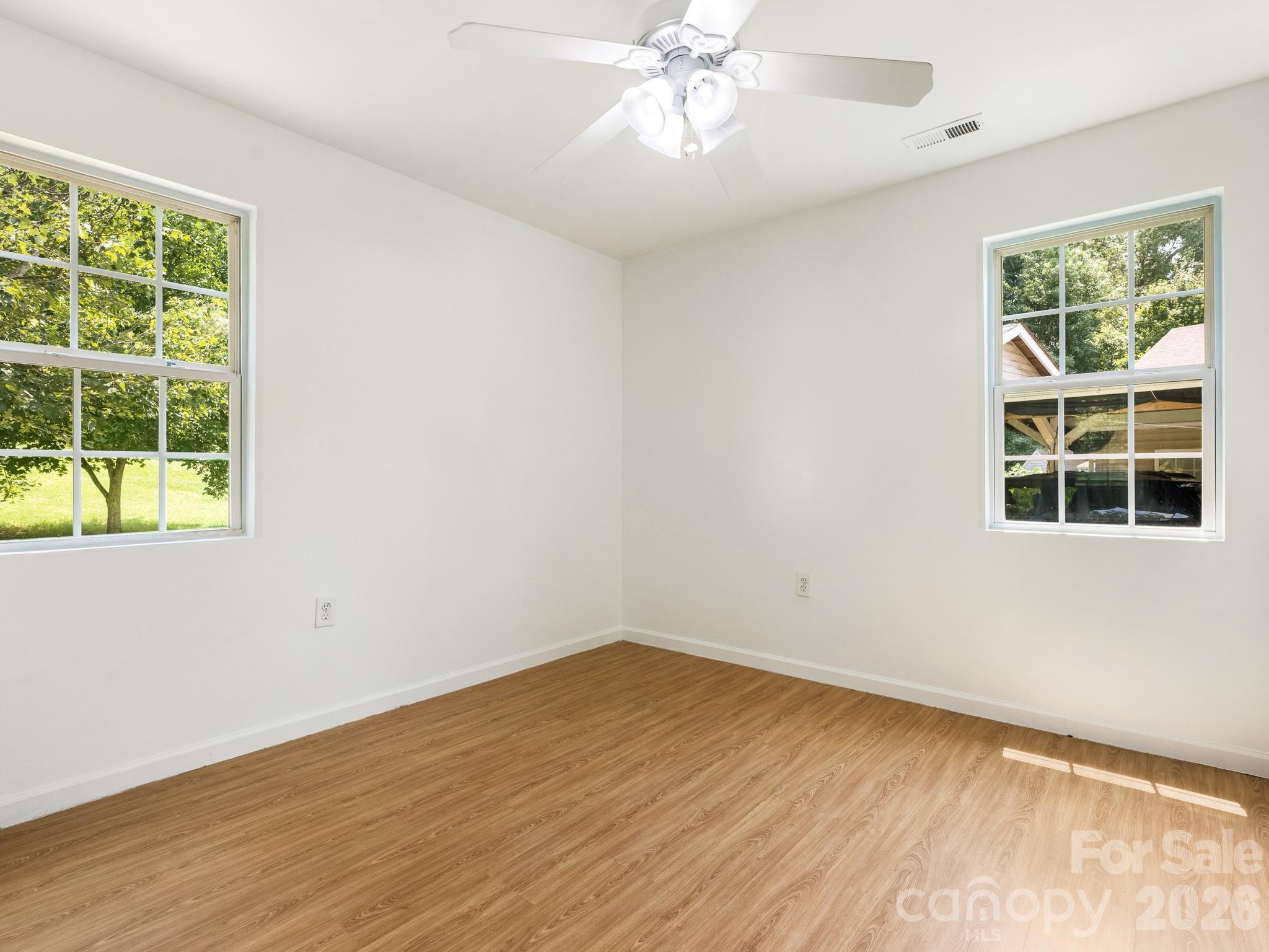 118 Leonard Street 25 Property Photo 12