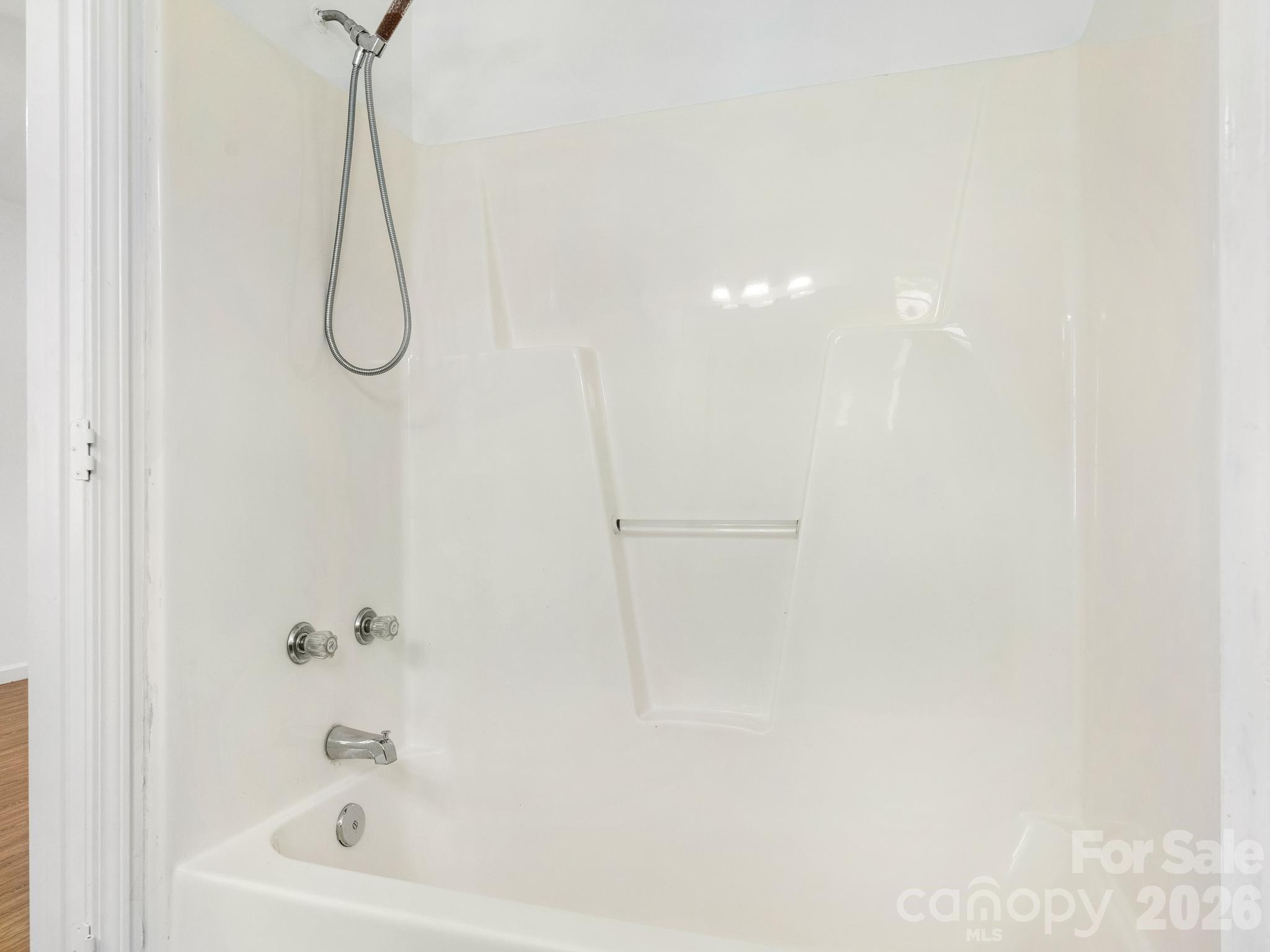 118 Leonard Street 25 Property Photo 16