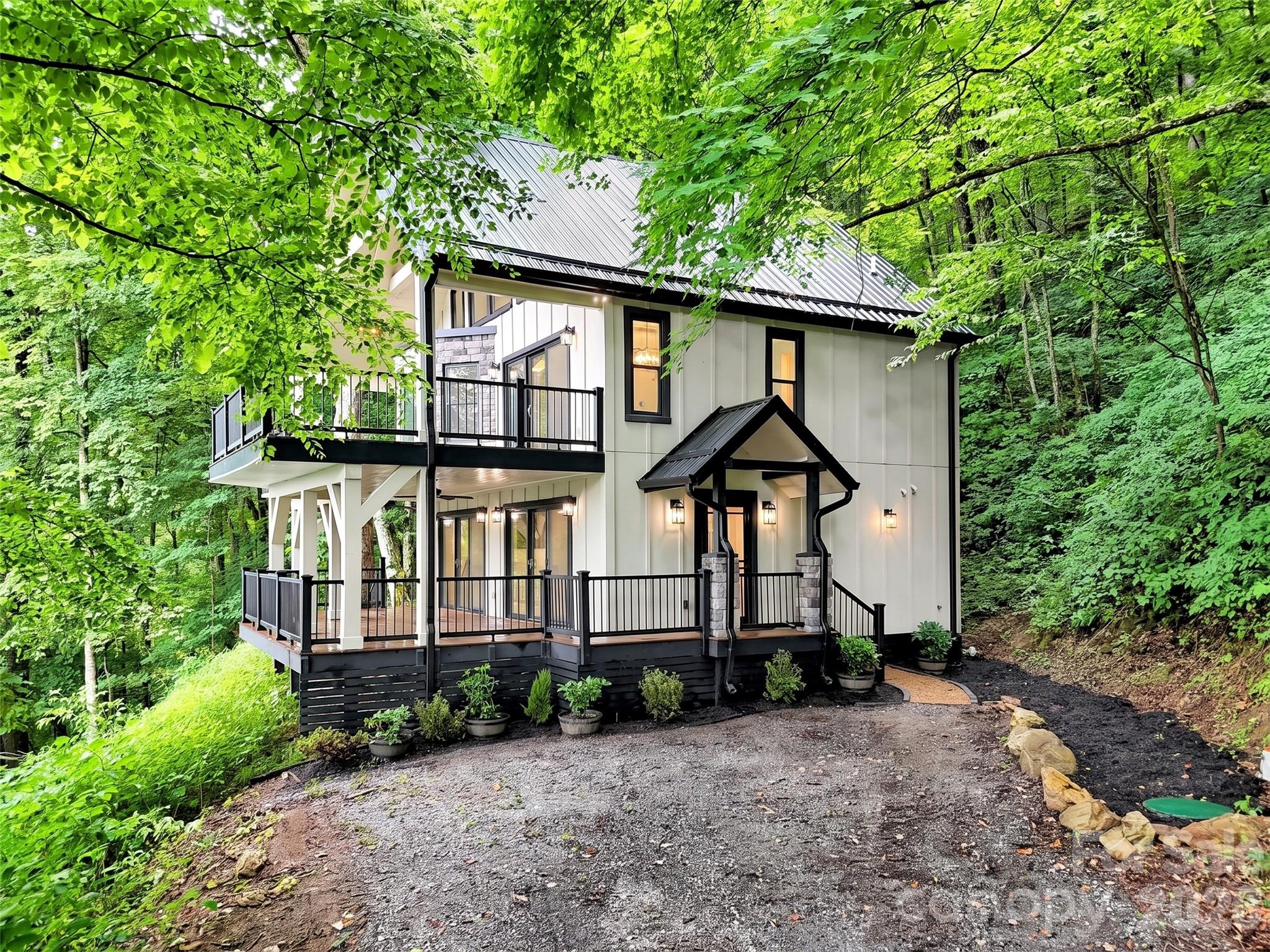 1551 Apple Creek Road Property Photo 3