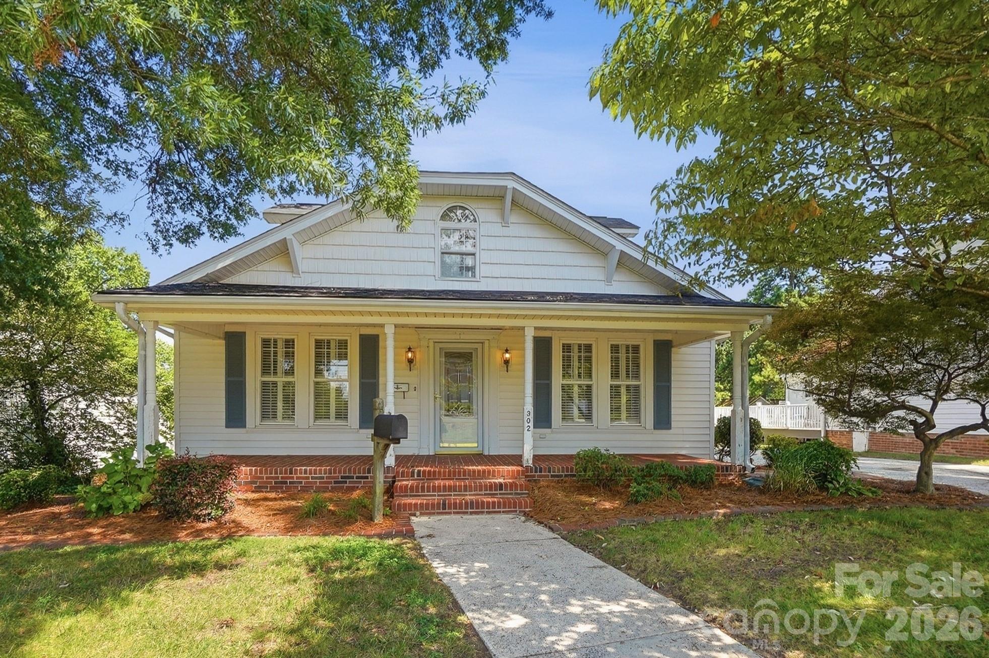 302 N Ridge Avenue Property Photo 1