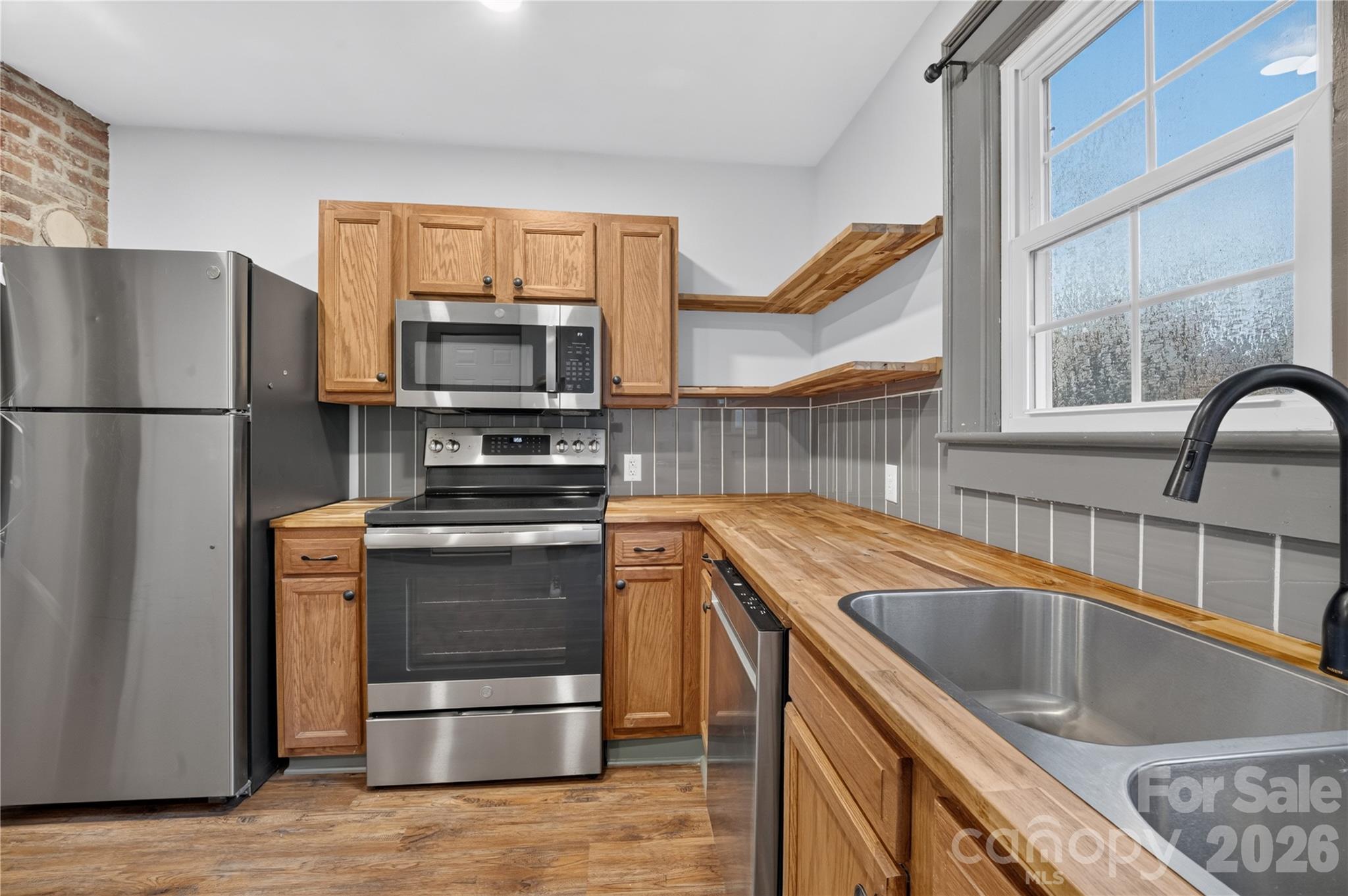 2318 32nd Street Property Photo 3