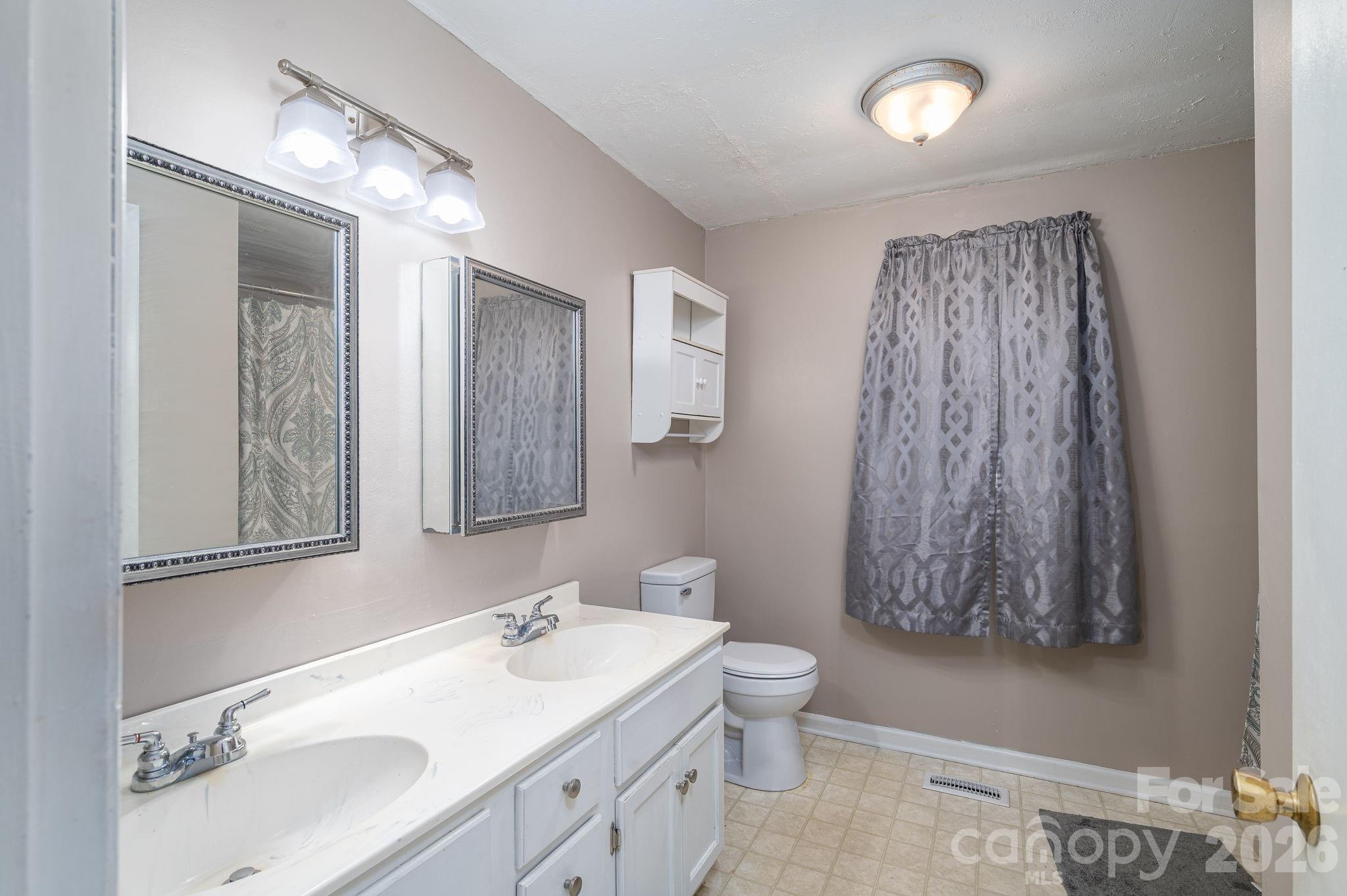 1369 Chancellor Drive Property Photo 16