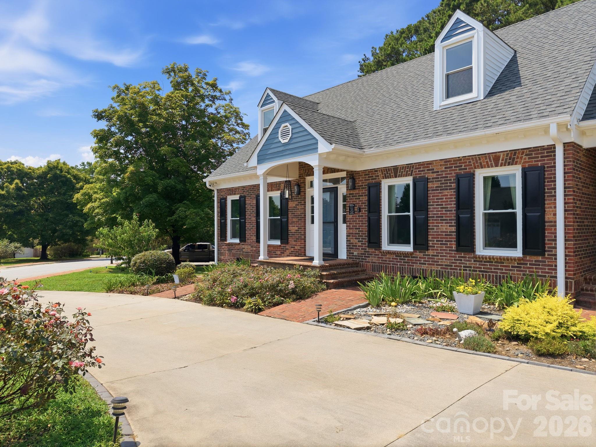 100 Arabian Lane Property Photo 6