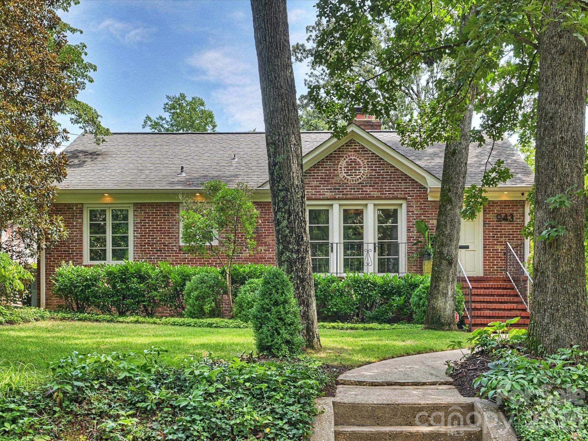 943 Romany Road Property Photo 1