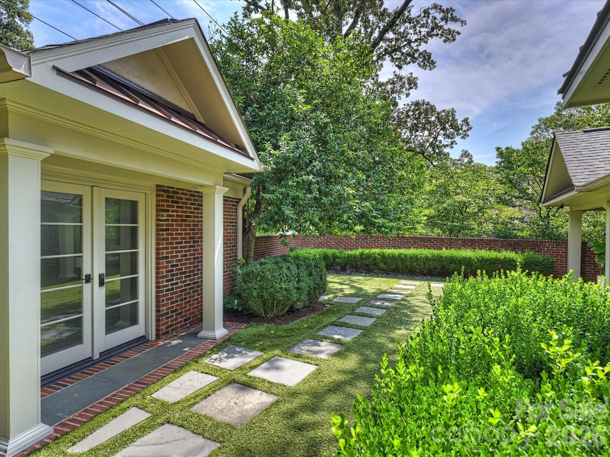 943 Romany Road Property Photo 31