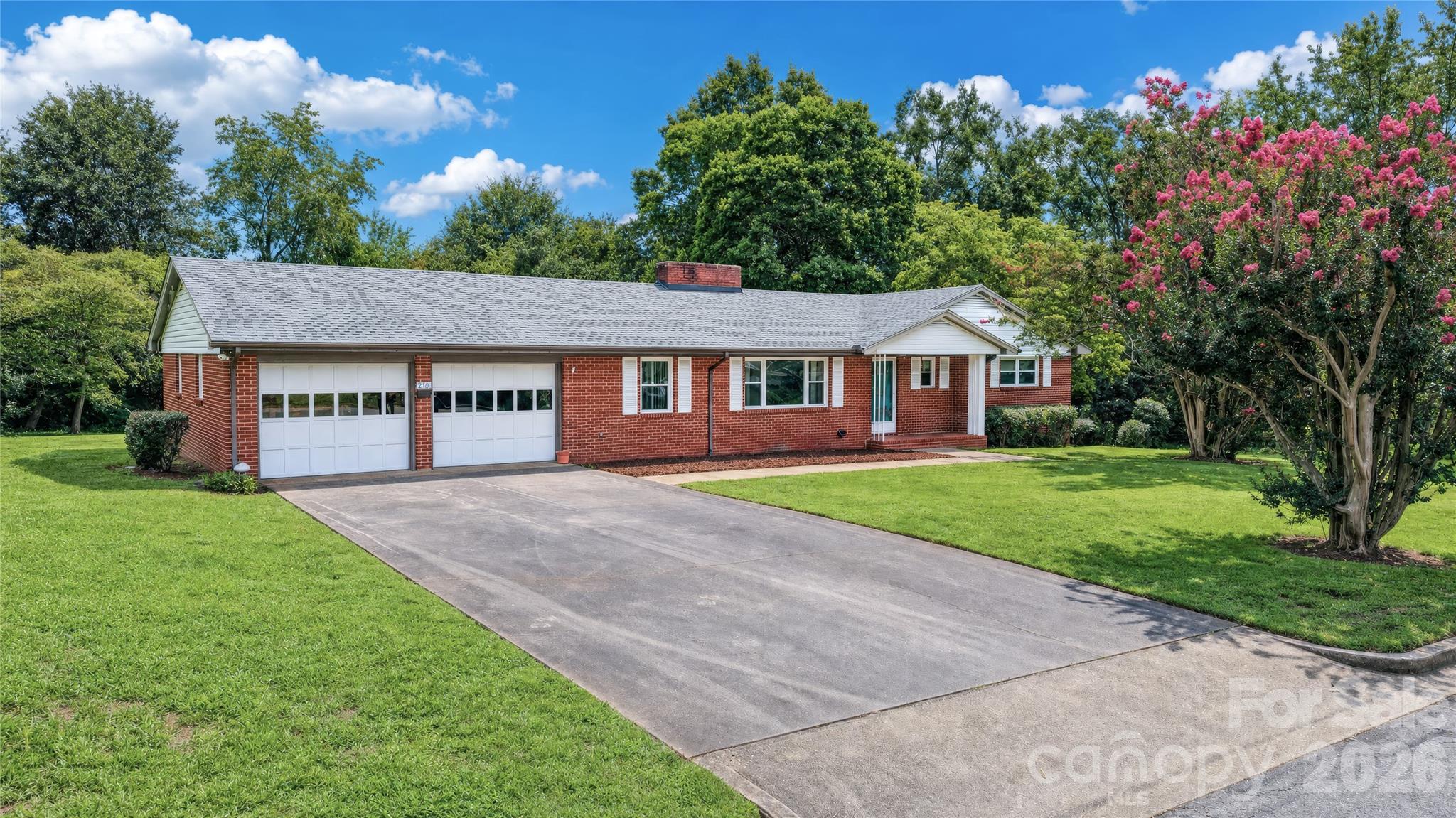 201 Woodlawn Drive Property Photo 1