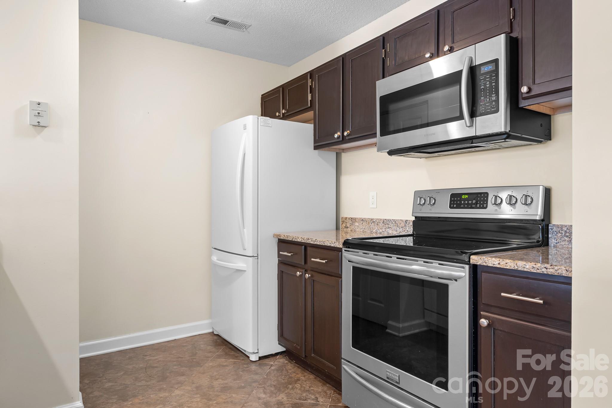 930 Southwest Drive Property Photo 6