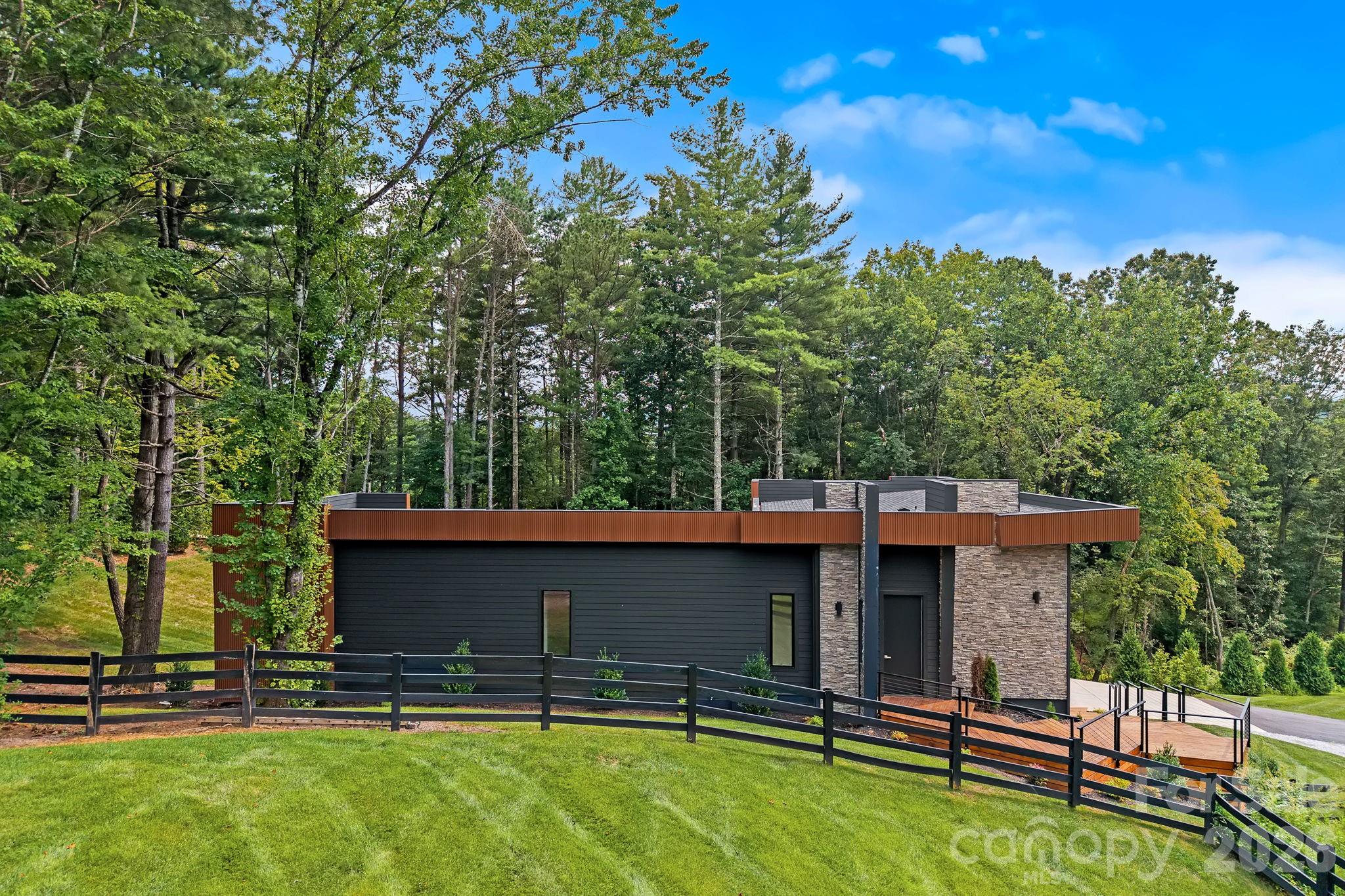 87 Verbania Road Property Photo 2