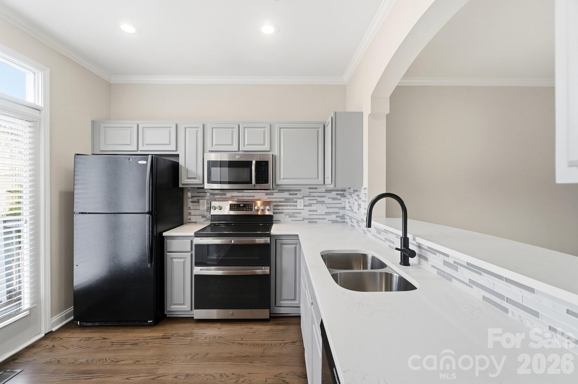 817 W 4th Street Property Photo 5
