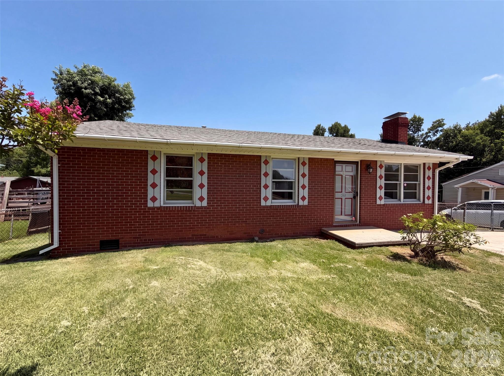 310 W Indiana Avenue Property Photo 1