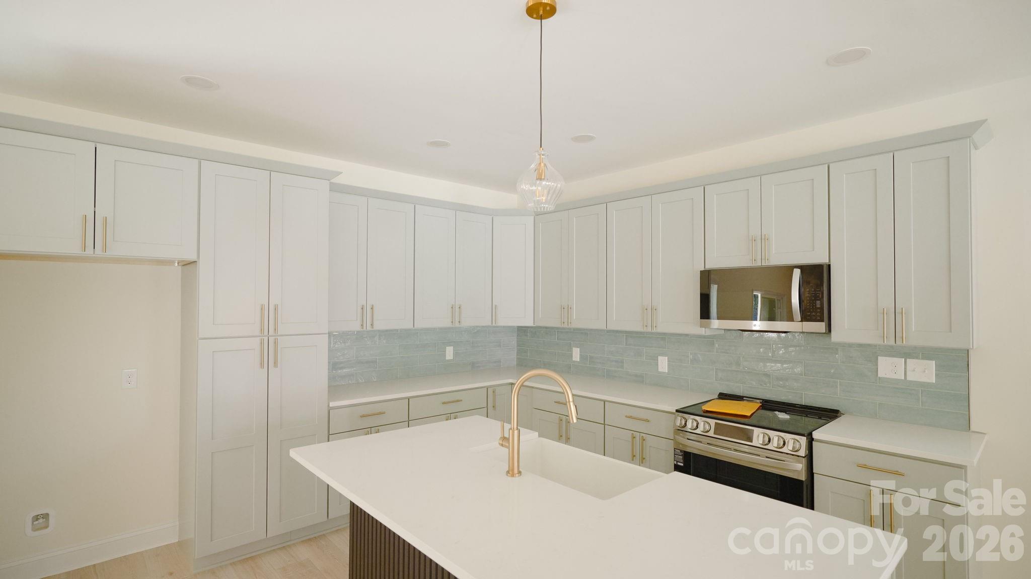 503 Granby Circle B Property Photo 9