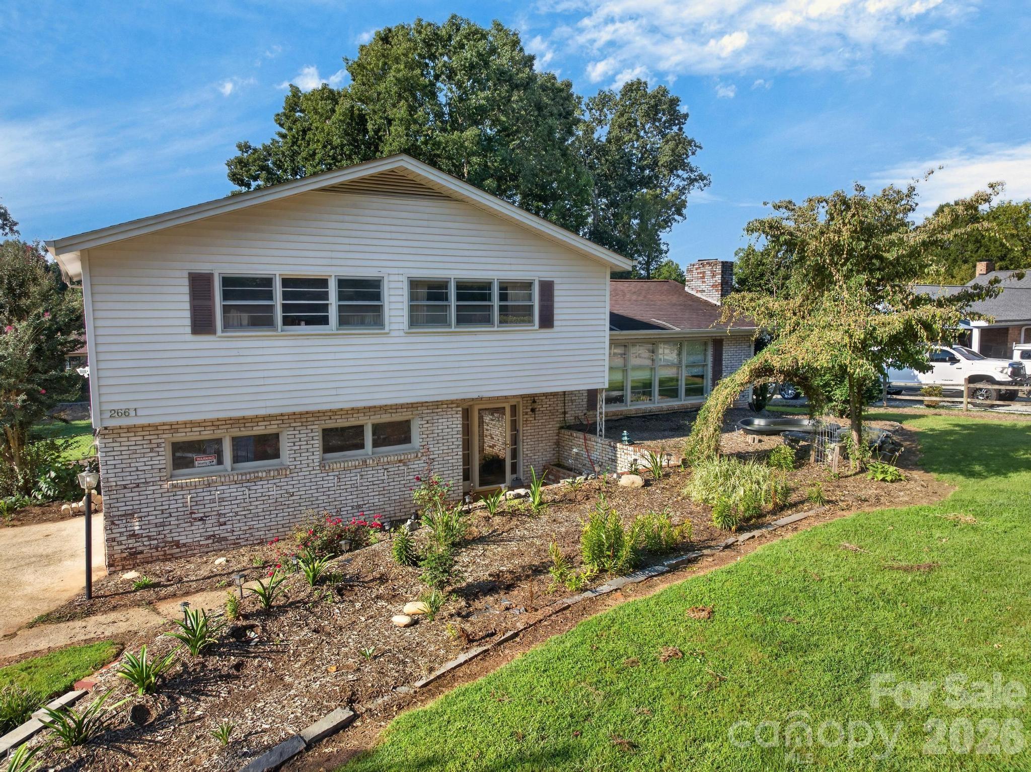 2661 Tiffany Street Property Photo 2