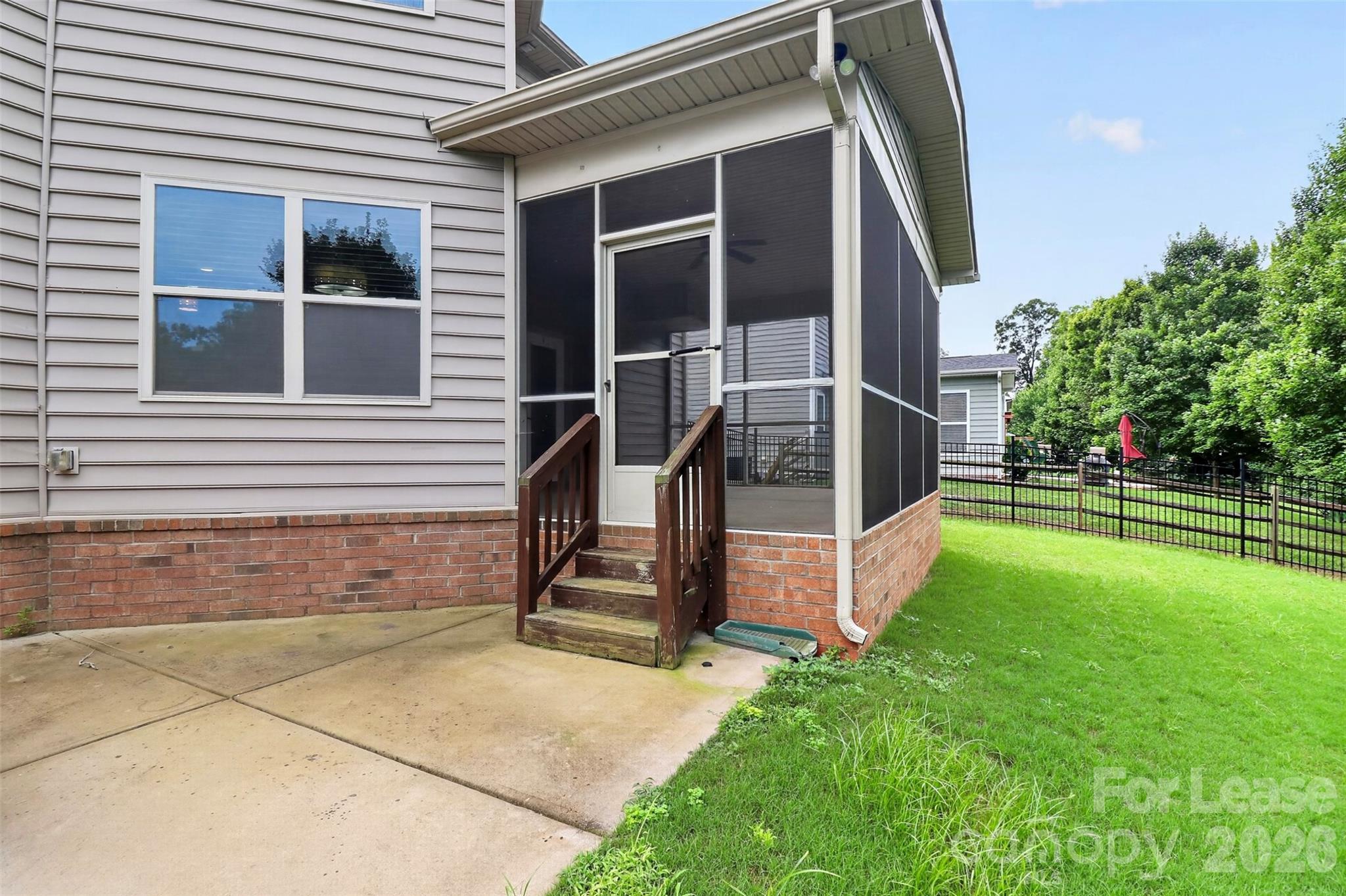 549 Daventry Court Property Photo 32